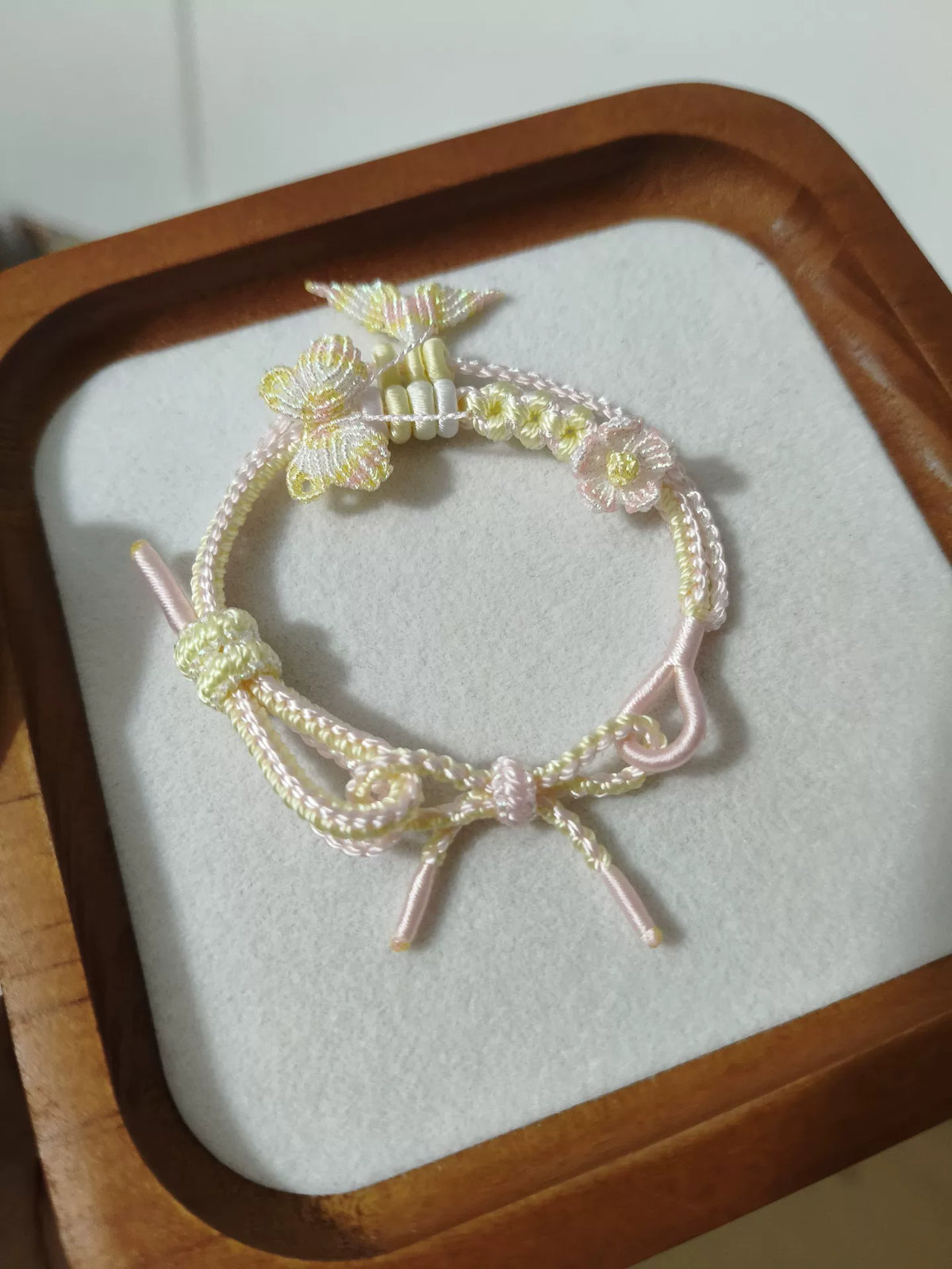 Handgjord armband i rosa gul gradient fjäril blomma