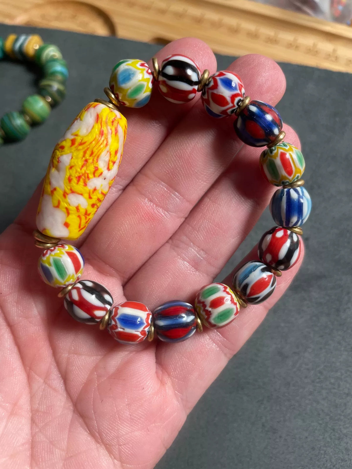 Farbenfrohes Glasperlenarmband mit Mittelstein