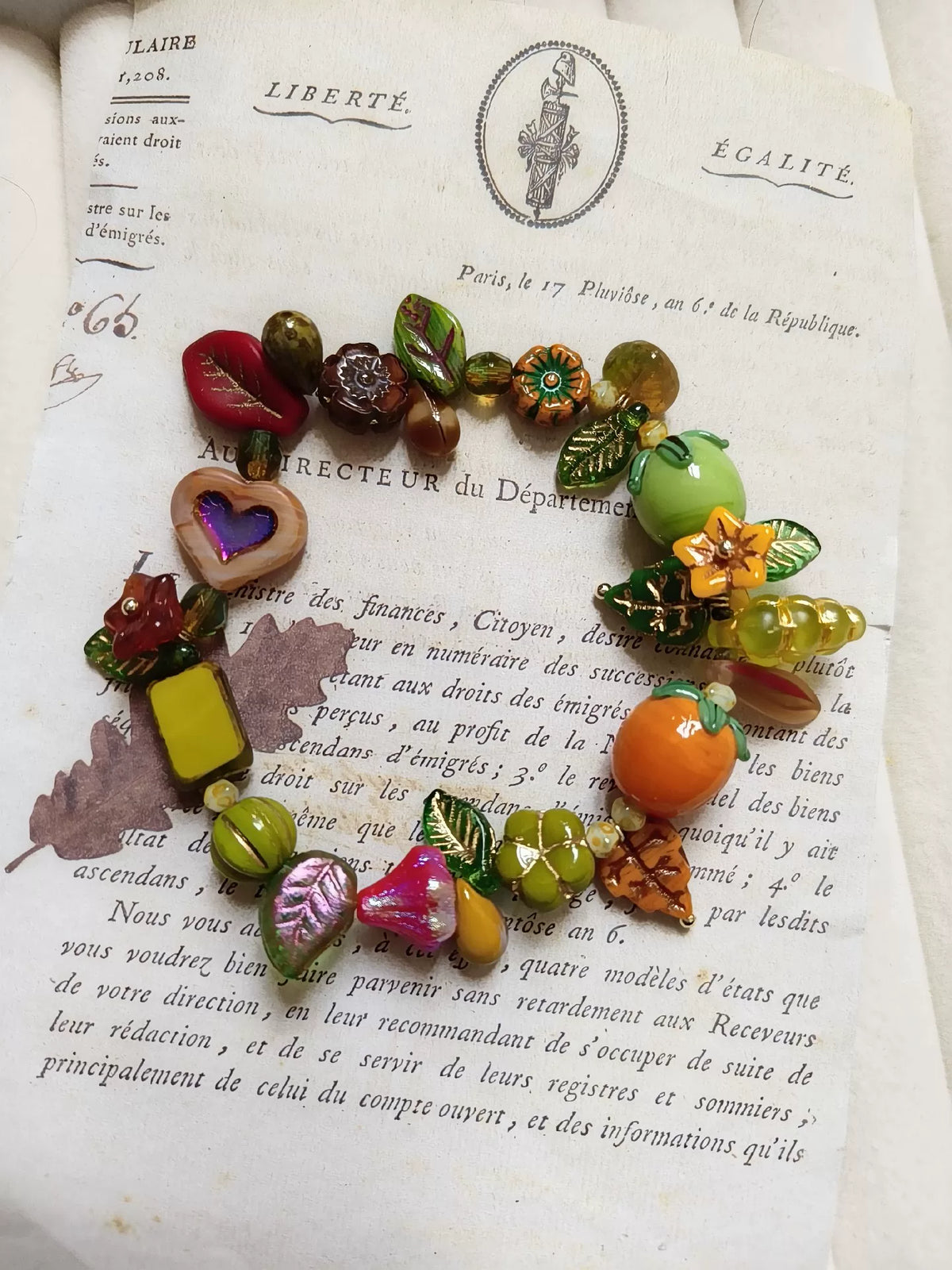 Bracciale con charms in vetro ceco a tema raccolta autunnale