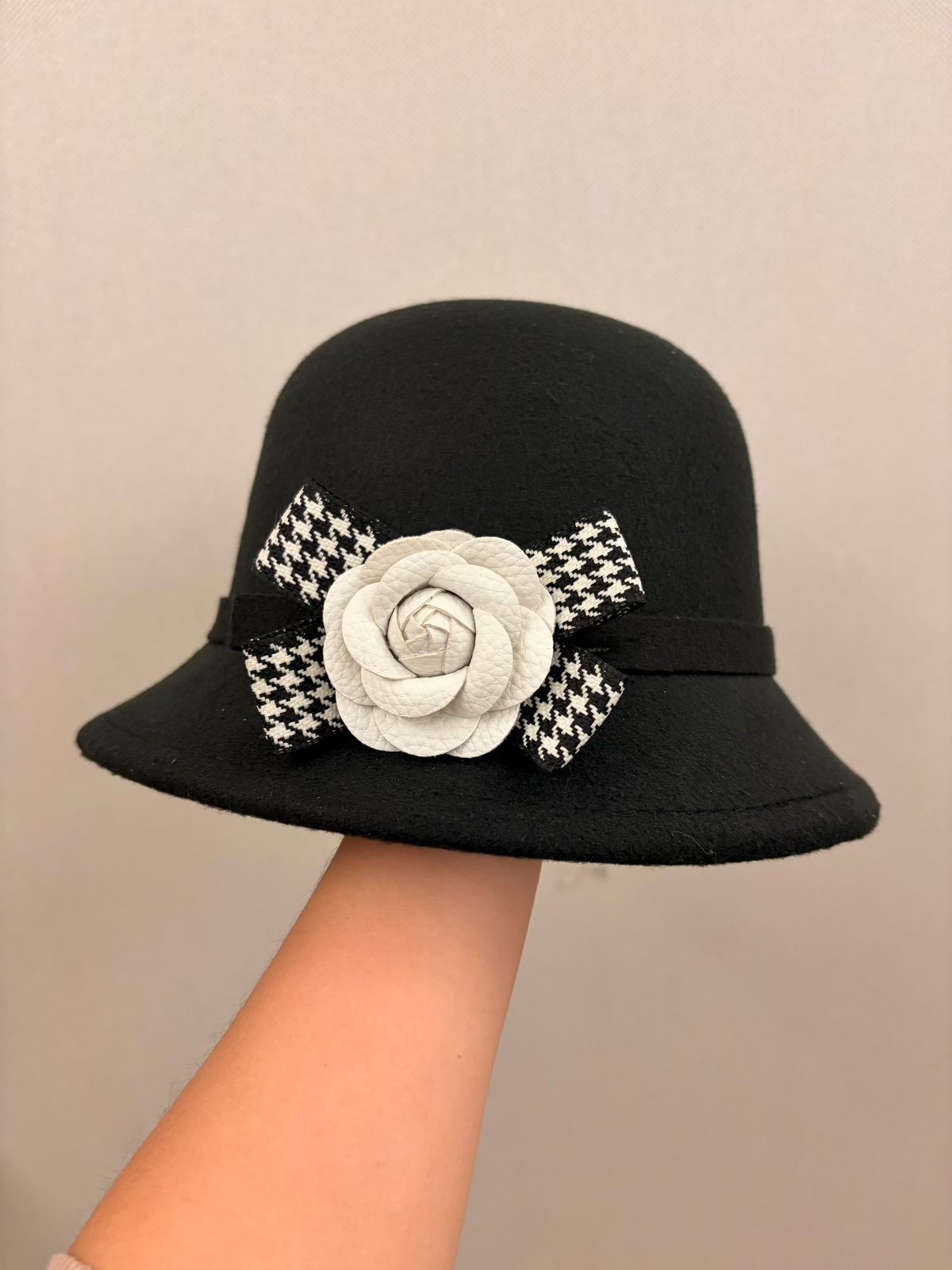 Bucket hat nero con fiore bianco e fiocco