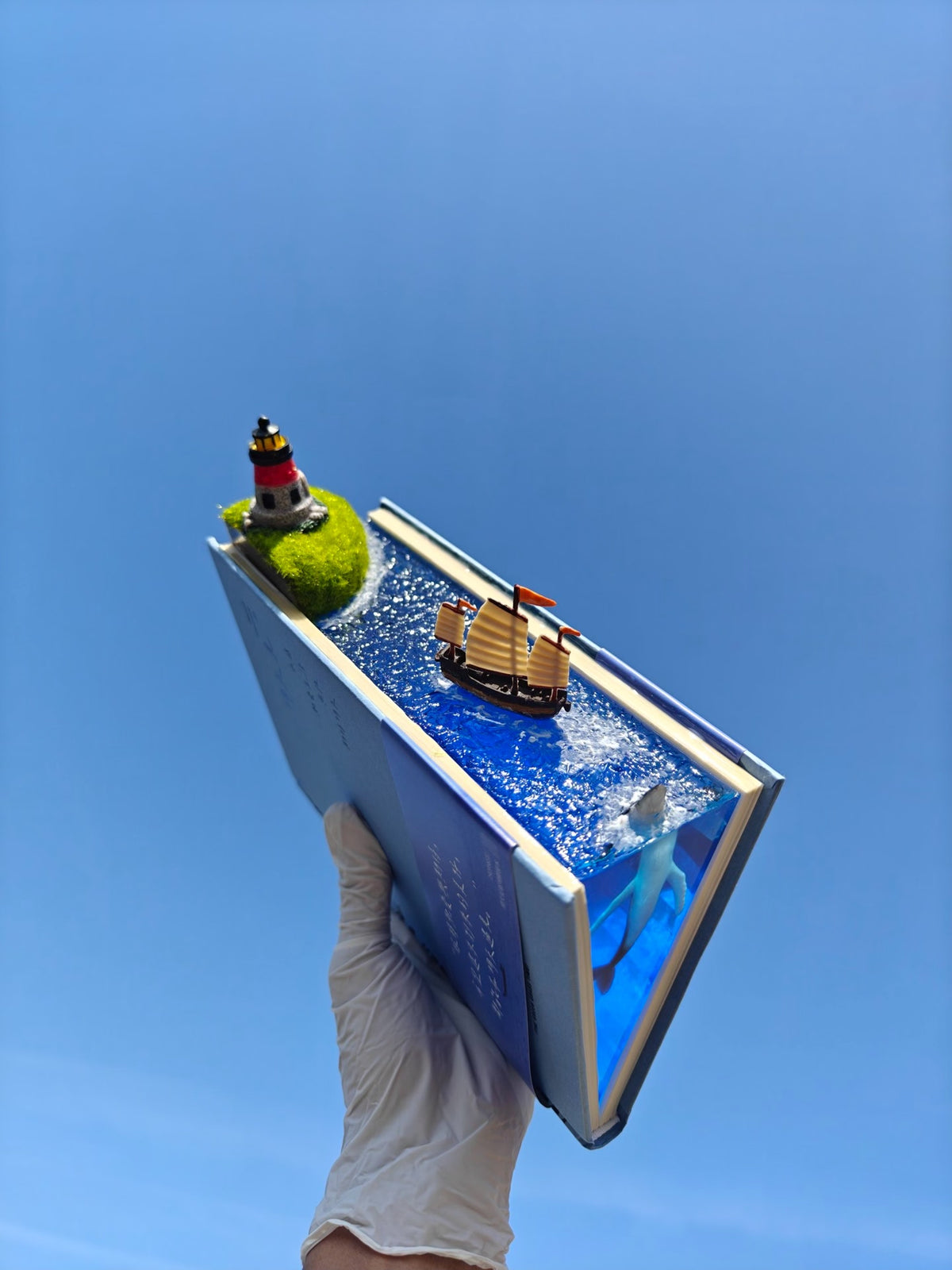 Marcapáginas de resina con faro y ballena hecho a mano