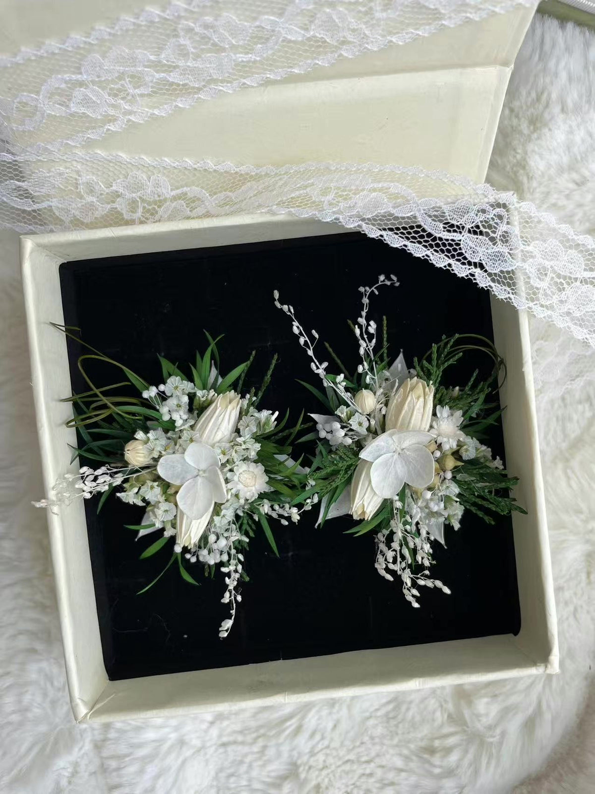 Ensemble de bagues florales à l'orchidée blanche préservée