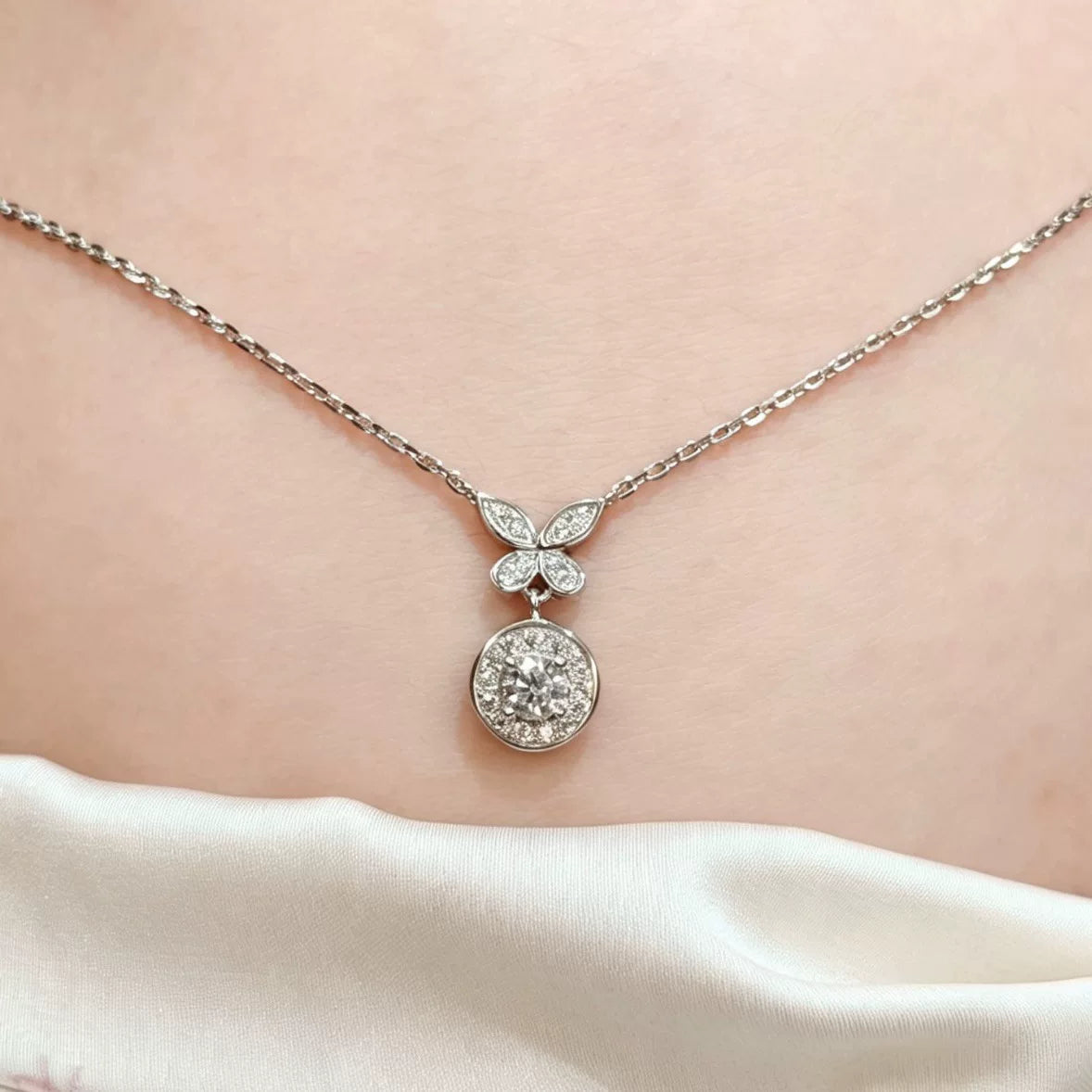 Halsband i S925 silver med fjäril och runt hängande
