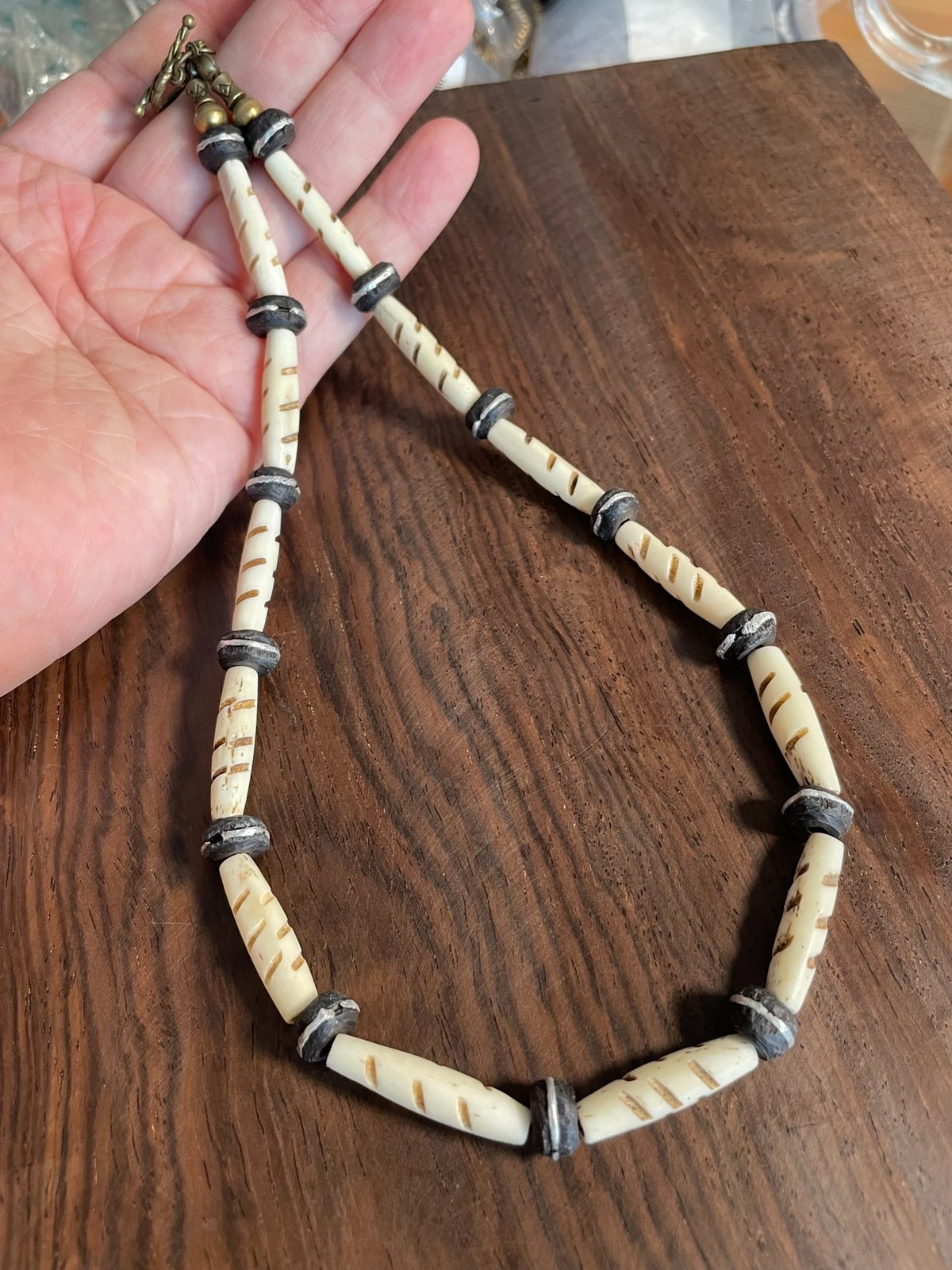 Collar de cuentas de hueso de vaca y ébano