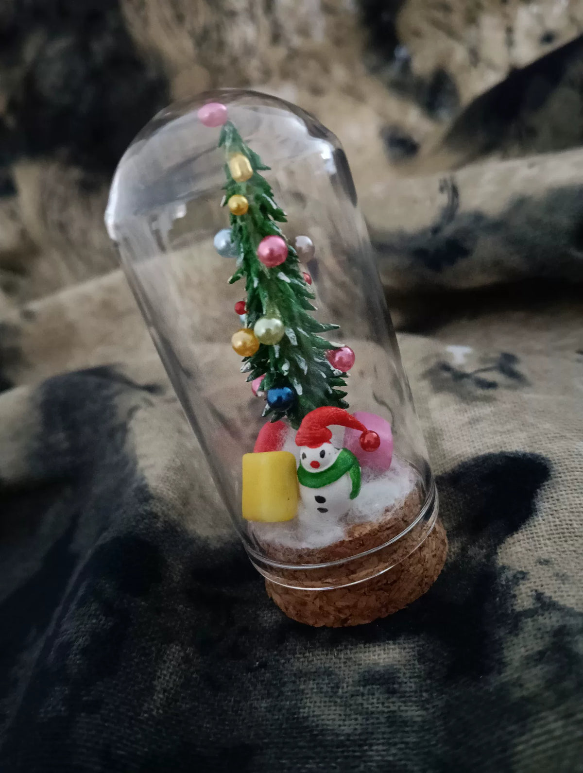 Handgakte glazen bol met kerstboom en sneeuwman