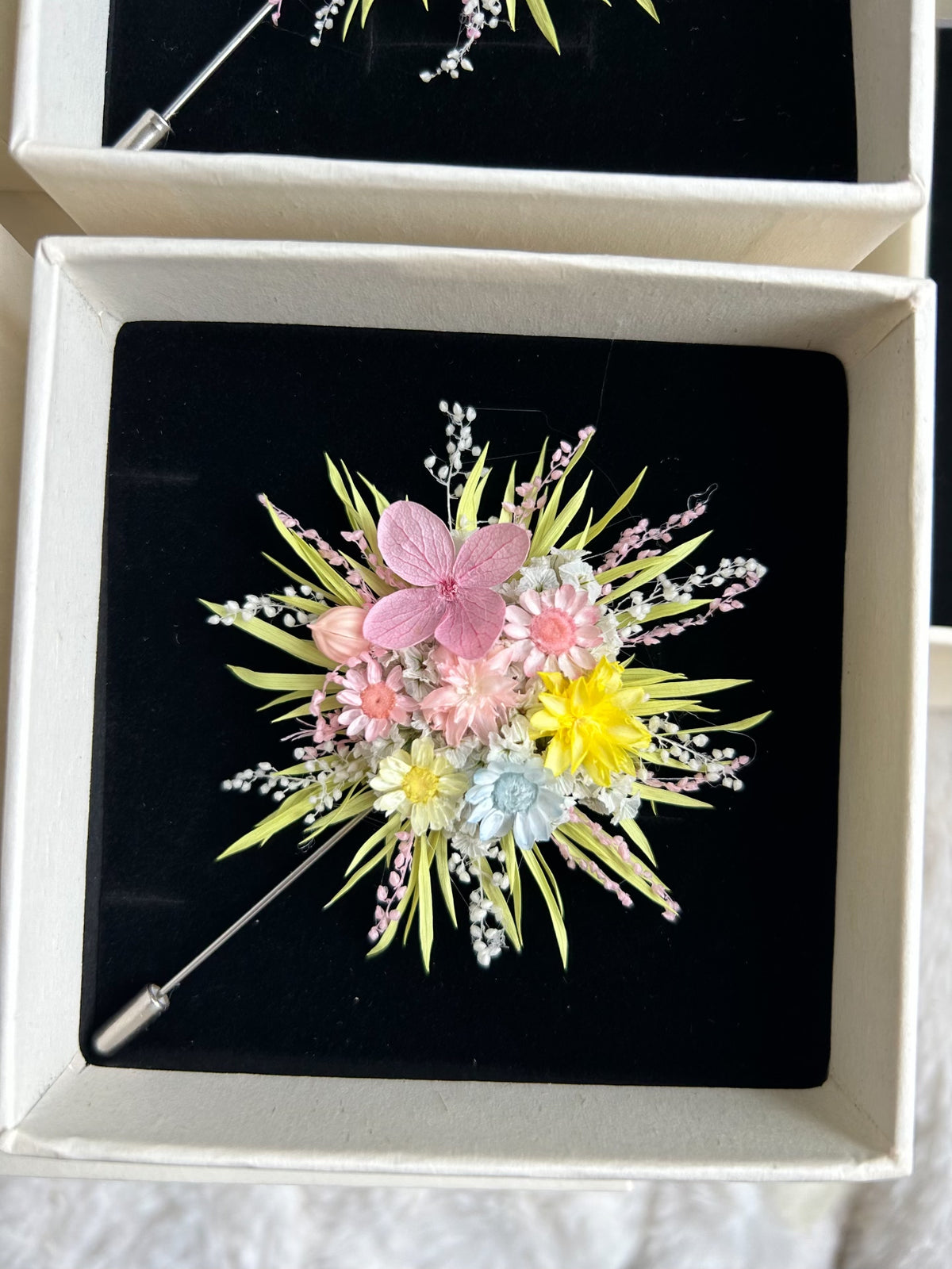 Rosa Abschlussbrosche aus konservierten Blumen