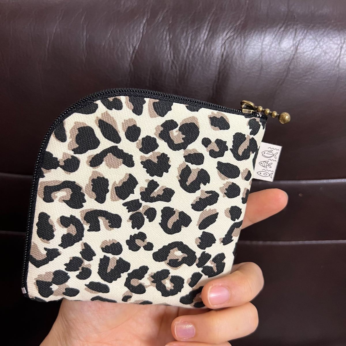 Kleines Canvas-Etui mit Leopardenmuster und Katzen-Applikation