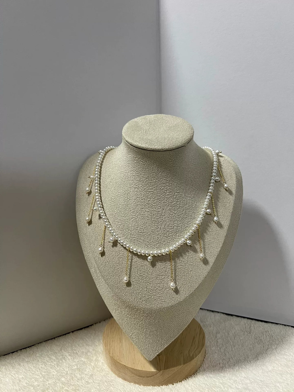 Collier aux perles d'eau douce et frange dorée