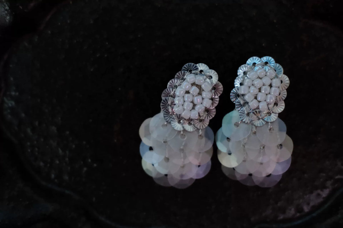 Boucles d'oreilles artisanales en éventail avec sequins et perles