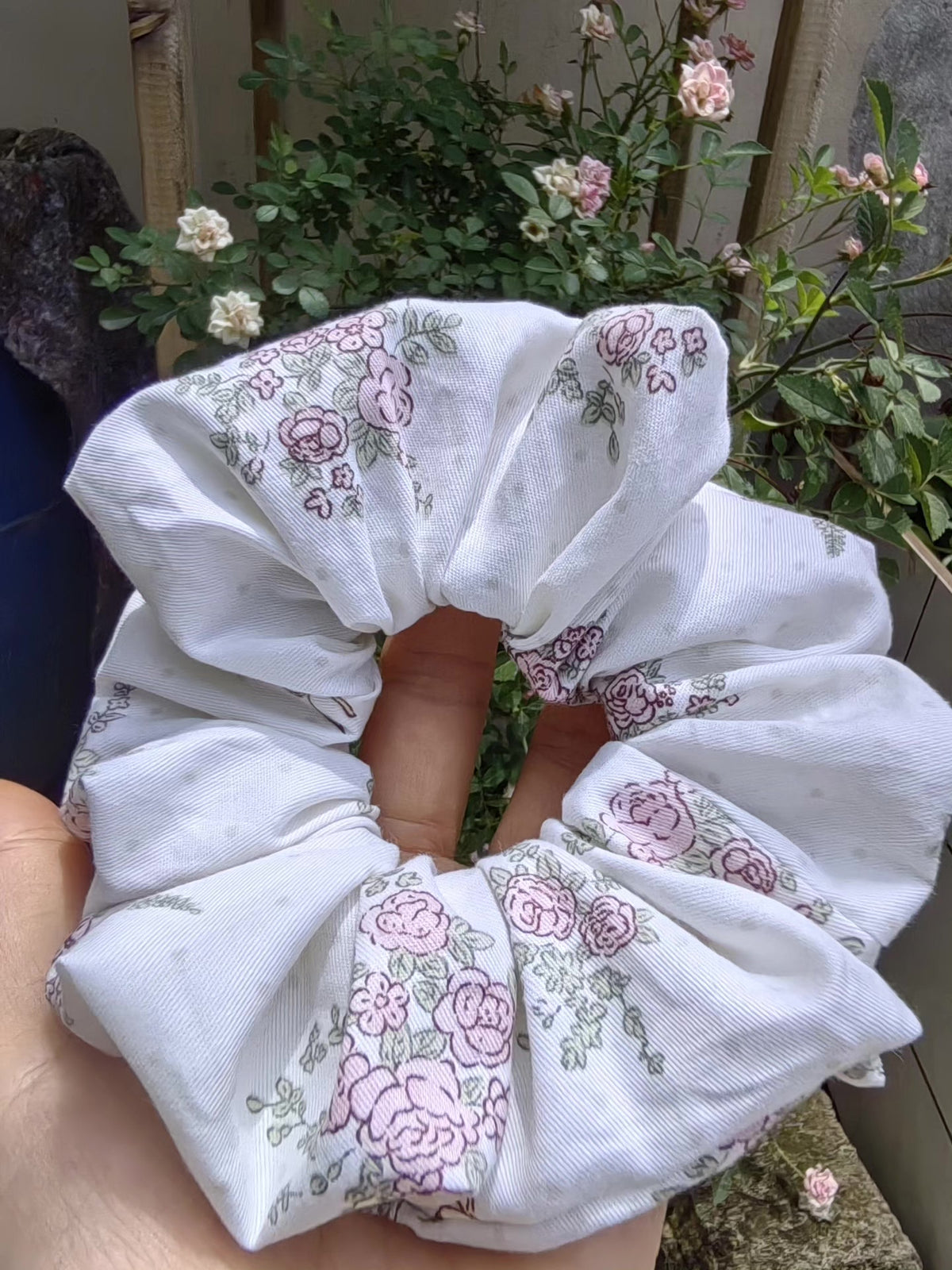 Floraler Stoff-Haarscrunch Weiß
