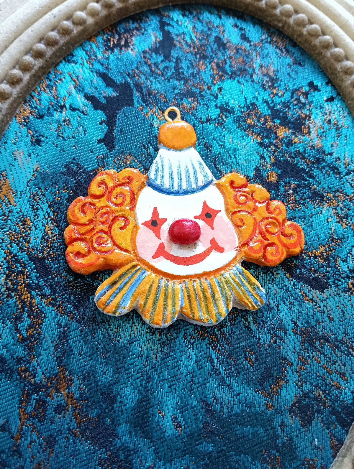 Ciondolo Clown in Argilla Artigianale per Collana e Borsa