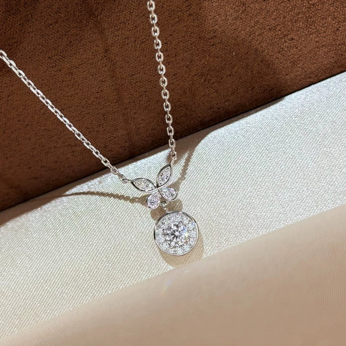 Halsband i S925 silver med fjäril och runt hängande