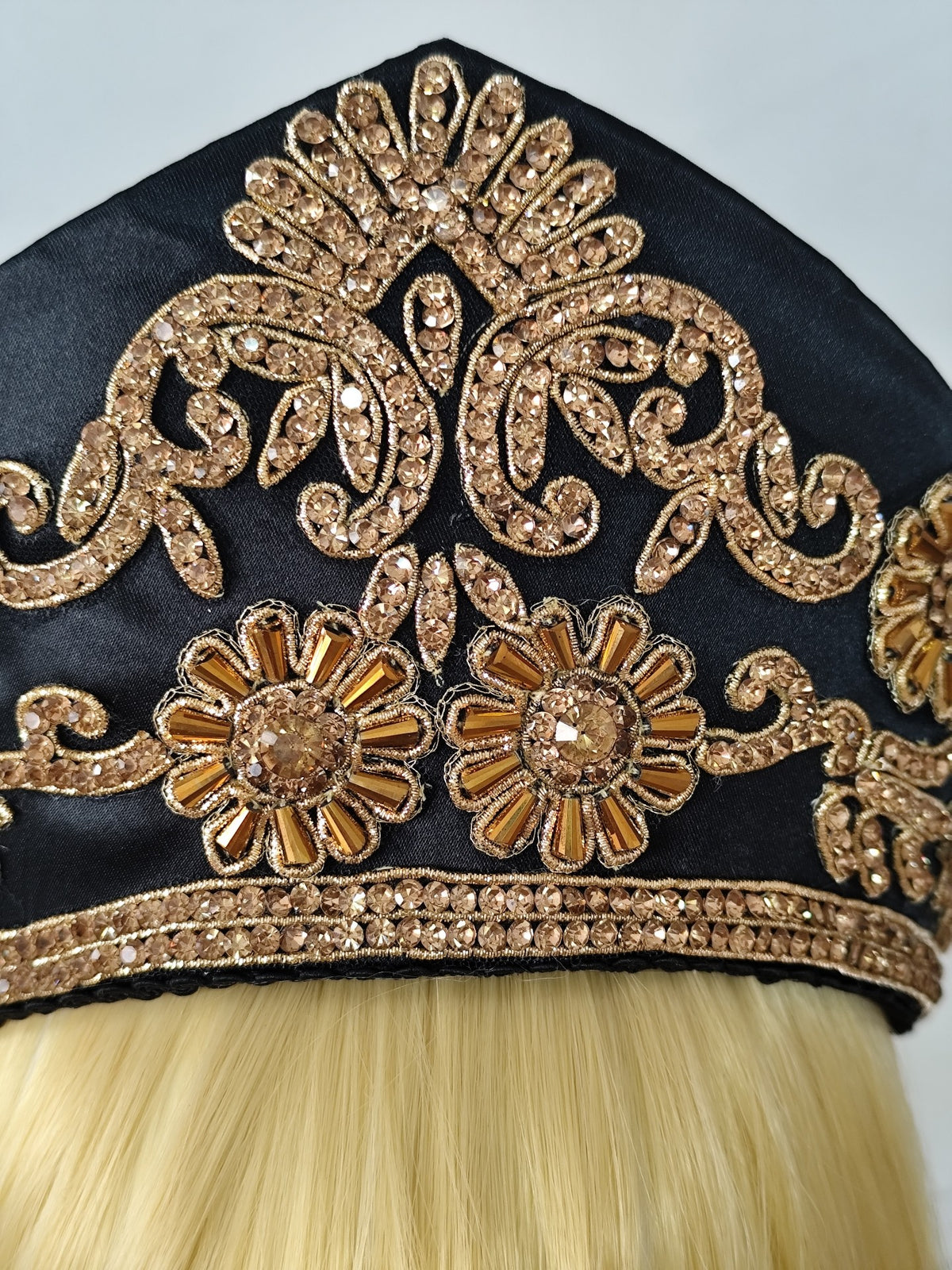 Gothic lolita-kokoshnik-krona med svart tyllslöja
