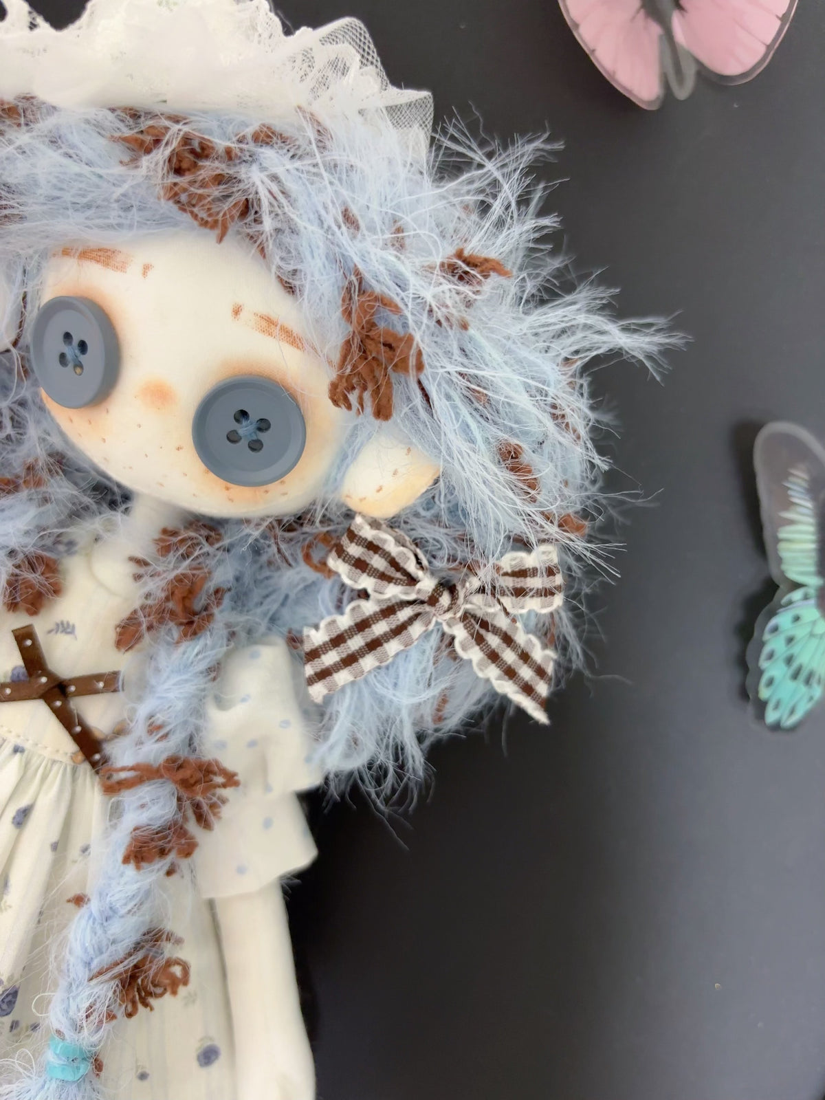 Handgefertigte Kunstpuppe mit Knopfaugen 31 cm