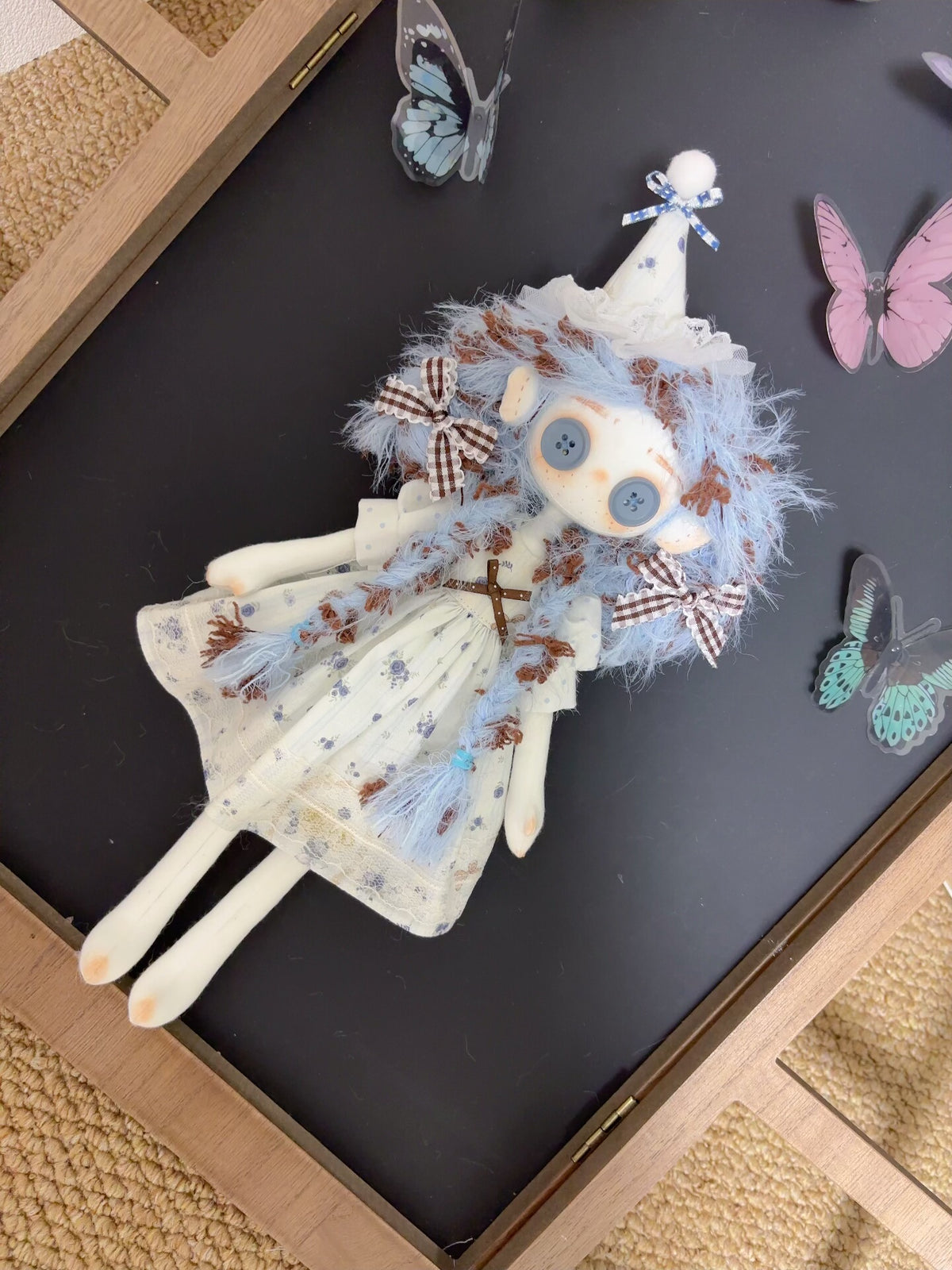 Handgefertigte Kunstpuppe mit Knopfaugen 31 cm