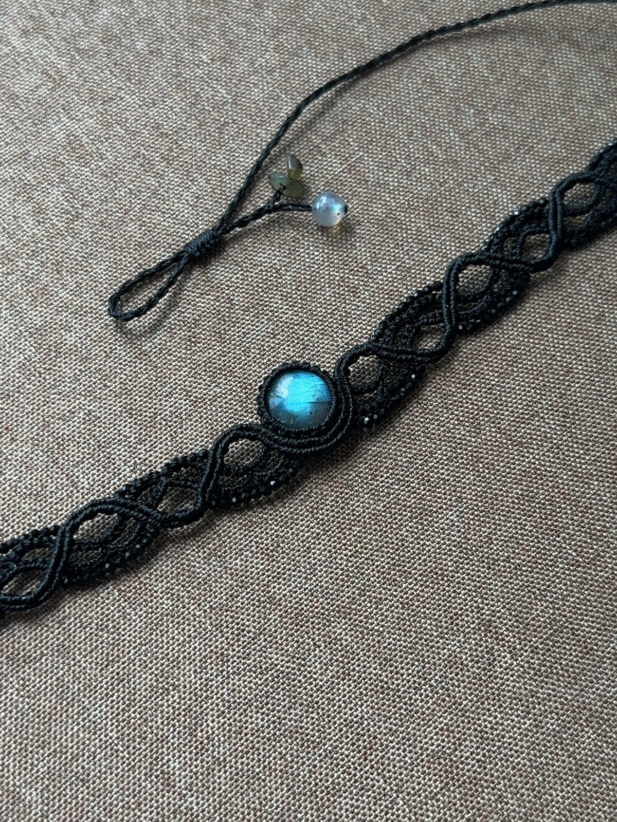 Svart makrame med labradorit choker och runt armband