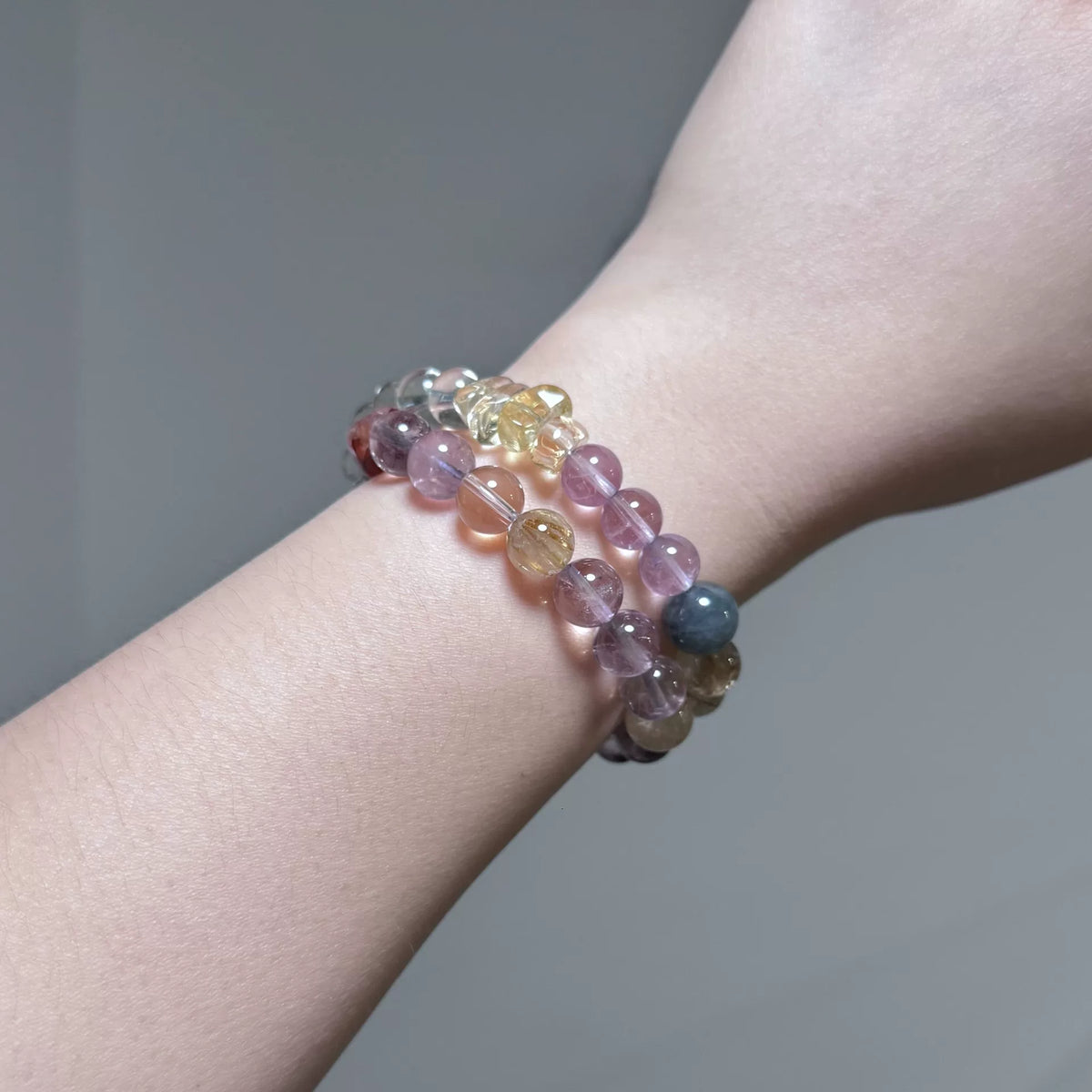 Pulsera de cristal de cuarzo rutilado dorado y amatista