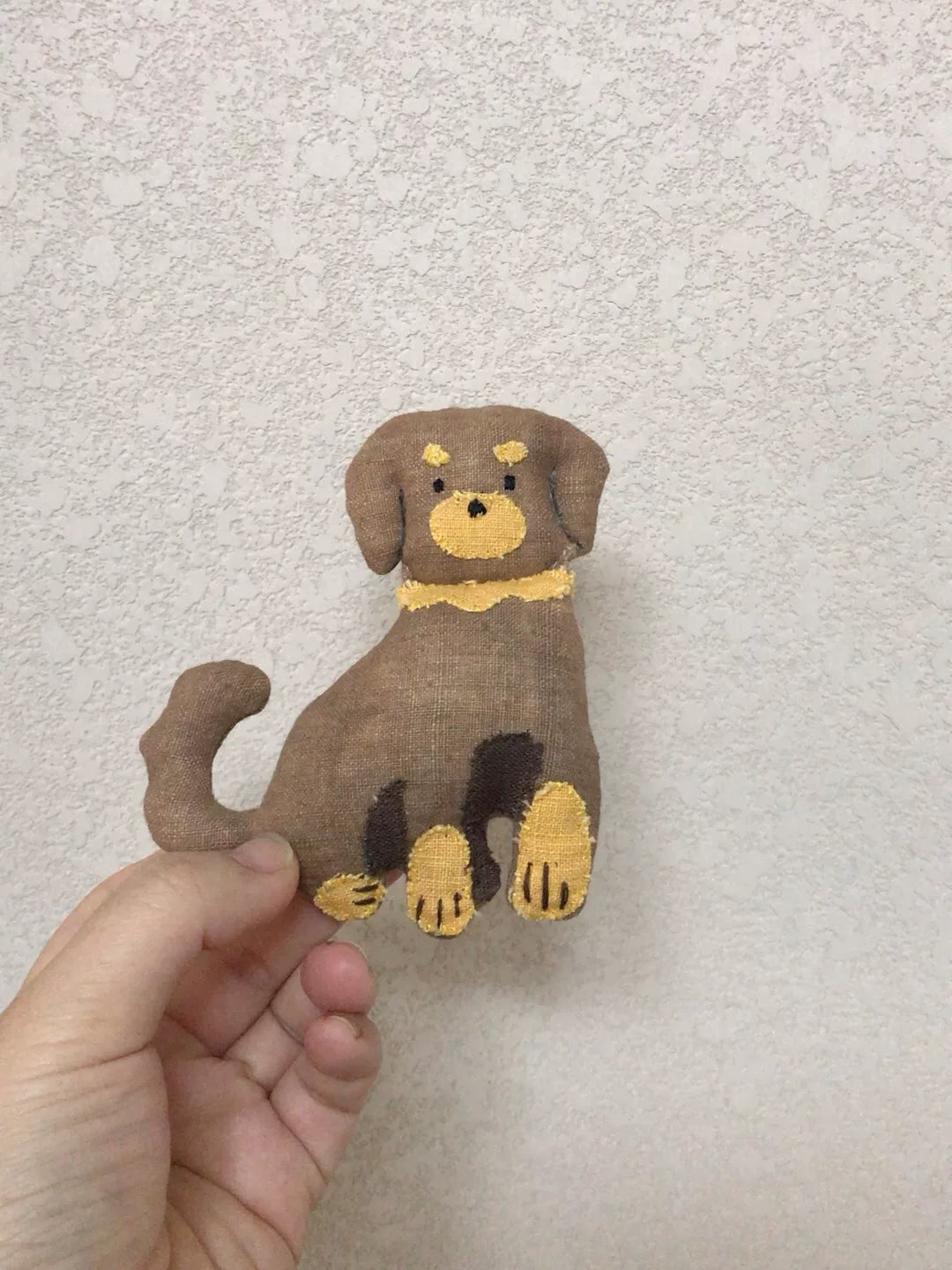 Handgefertigte Applikations-Hundefigur aus Baumwolle