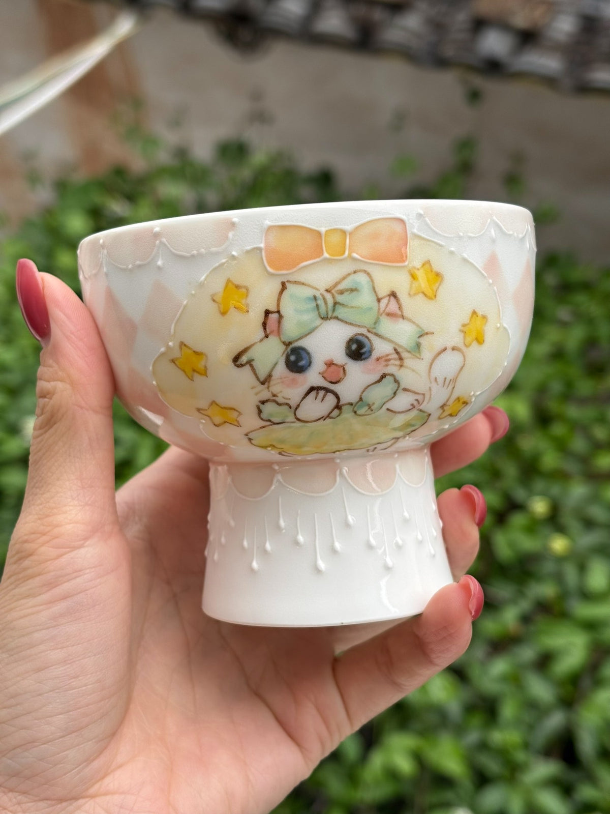 Weiße Keramik-Fußschale mit Katzenmotiv
