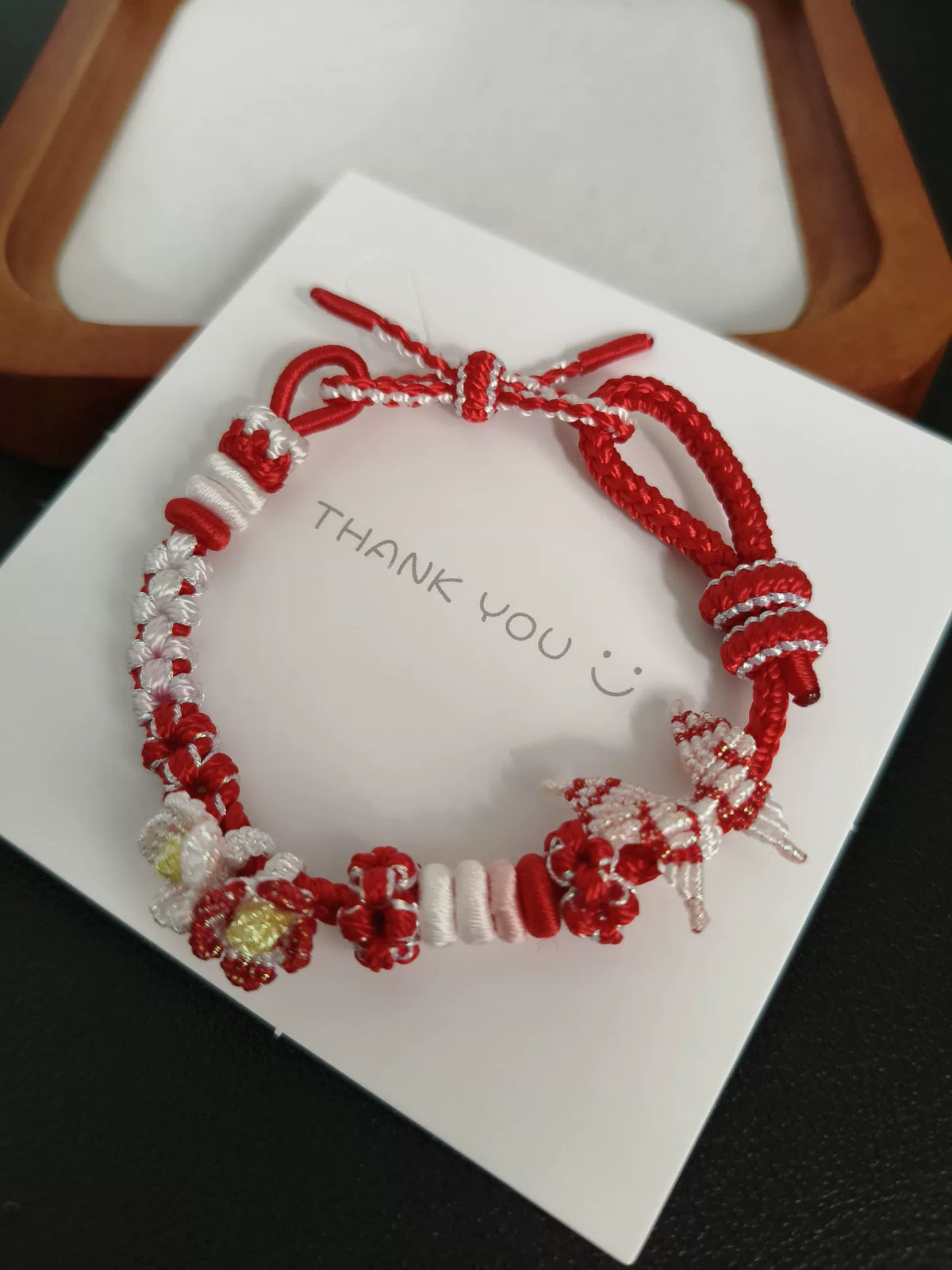Handgeweven rood-wit koordarmband floral