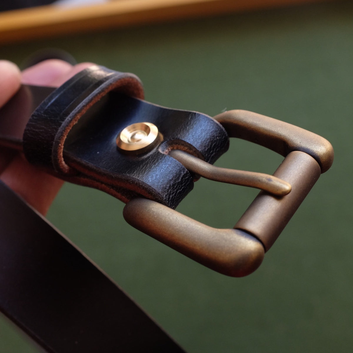 Ceinture en cuir noir artisanal avec boucle en cuivre