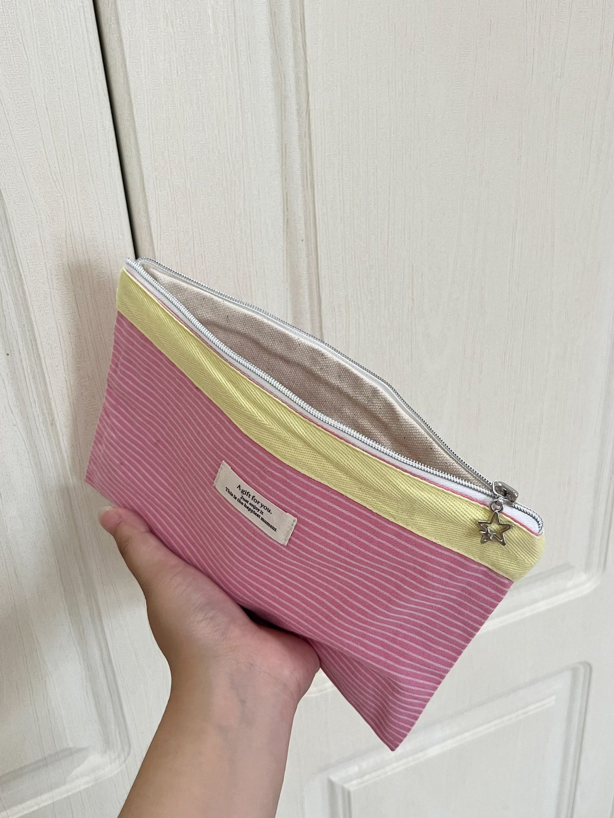 Estuche de algodón hecho a mano con rayas rosa y amarillo