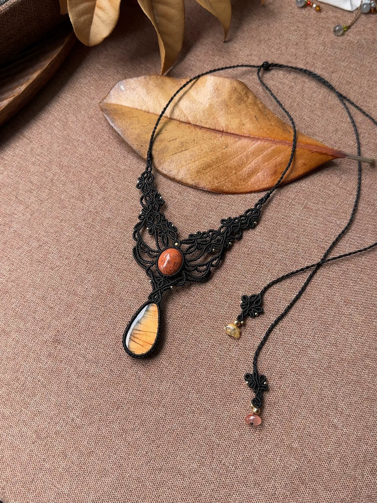 Handgemaakte zwarte macrame labradoriet ketting