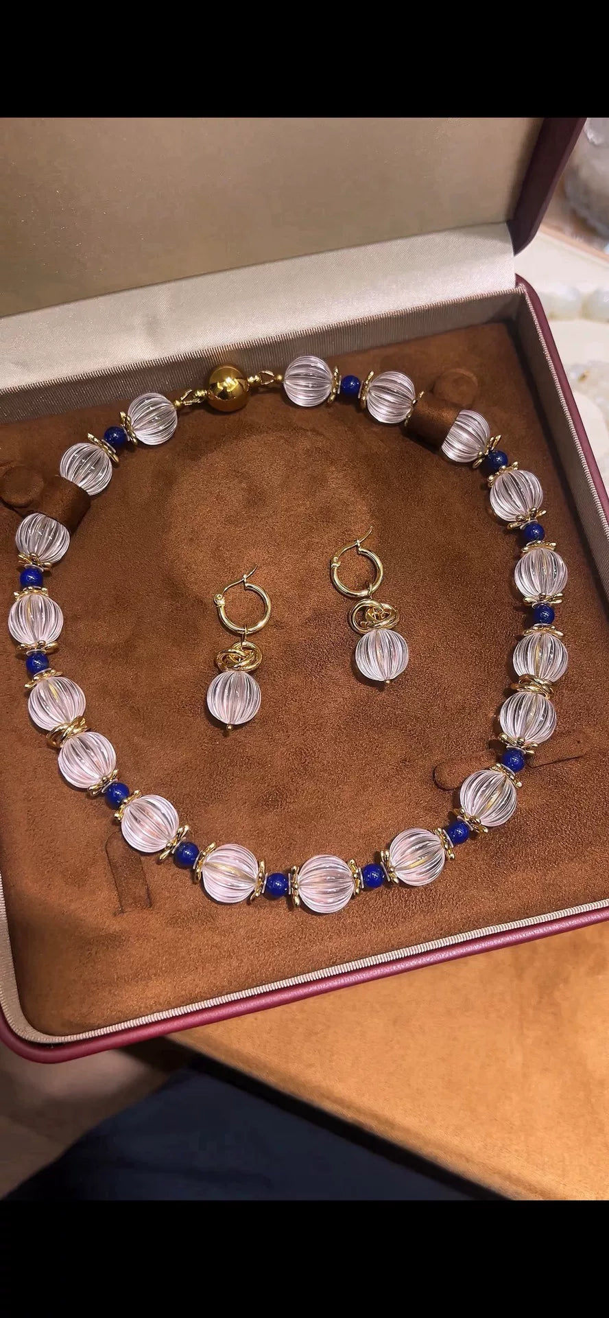 Collar de Quartzo Branco e Lapis-Lazúli Esculpido