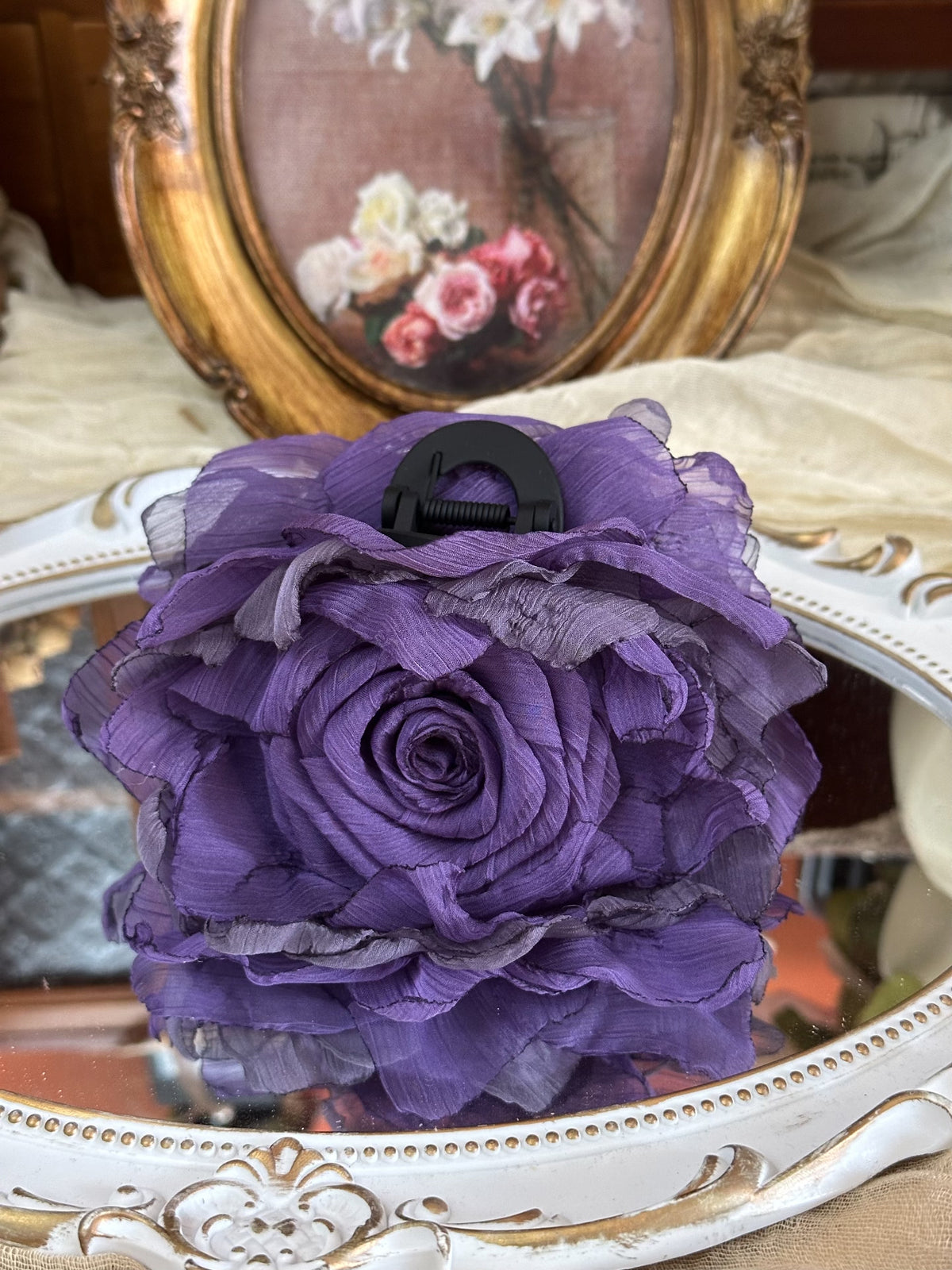 Pince à cheveux à mâchoires rose en tissu violet foncé