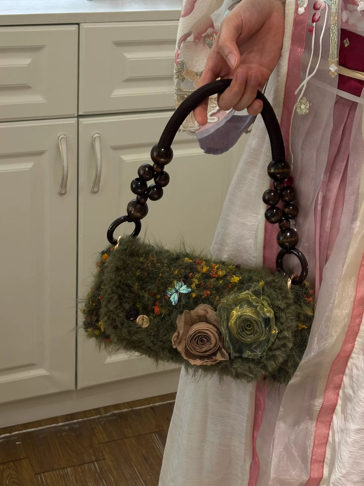 Sac à main fleuri en fil pelucheux vert mousse