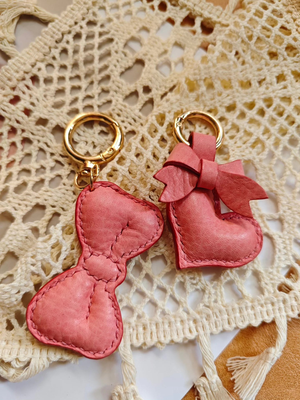Chaveiro de Couro com Coração Rosa e Laço