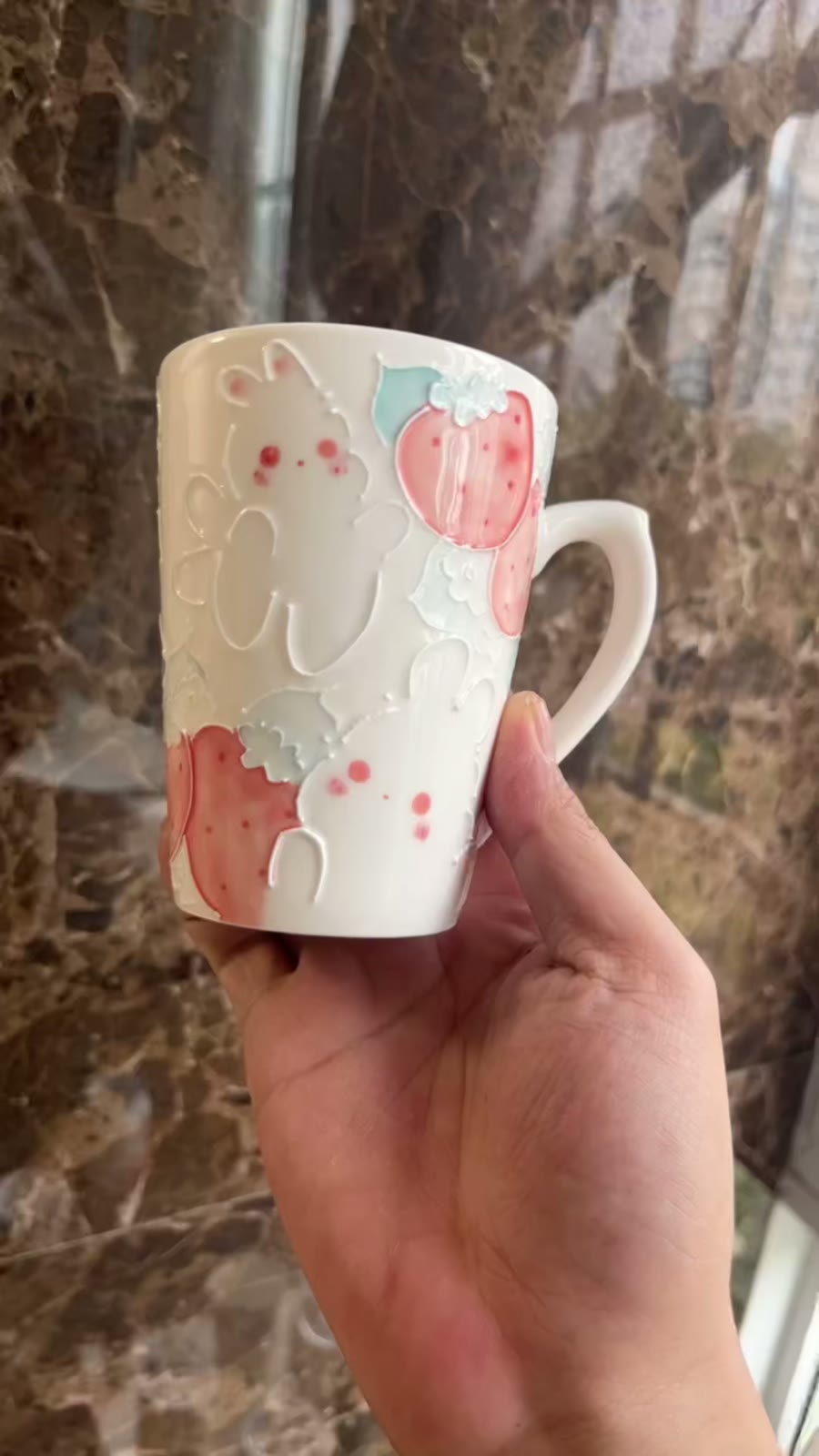 Taza de cerámica pintada a mano con fresa y conejo 300ml