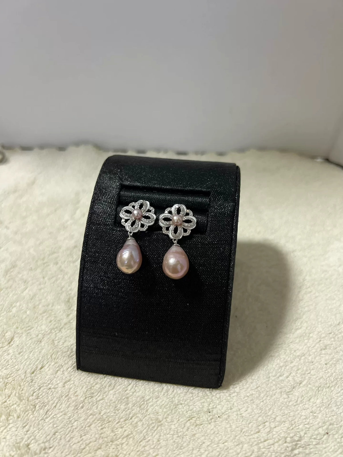 Pendientes largos de perla púrpura con diseño floral