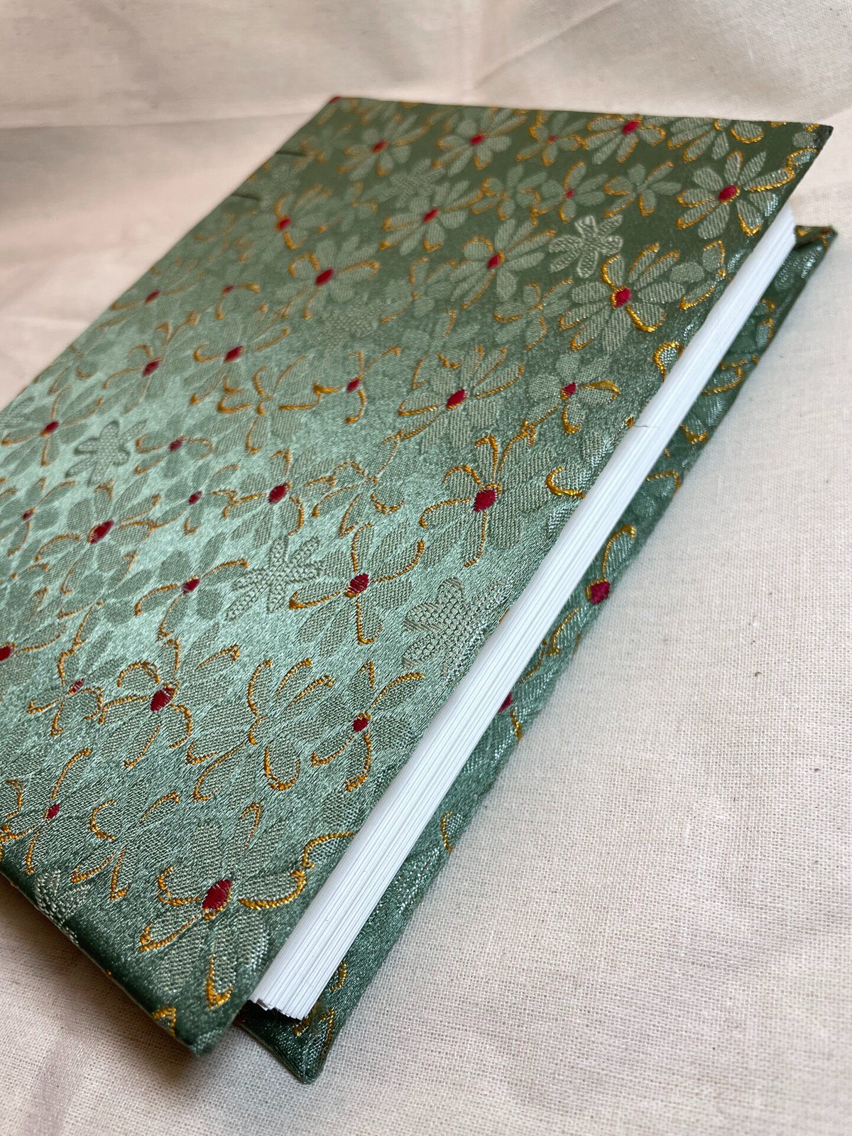 Libreta hecha a mano en jacquard verde satén