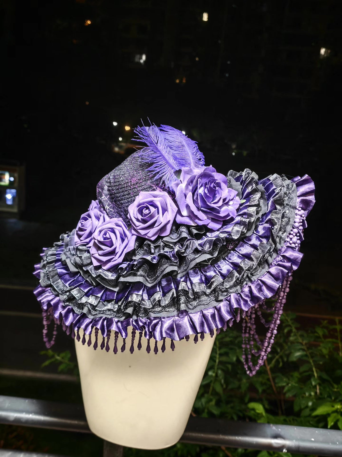 Cappello Nero e Viola con Tesa Larga e Rose