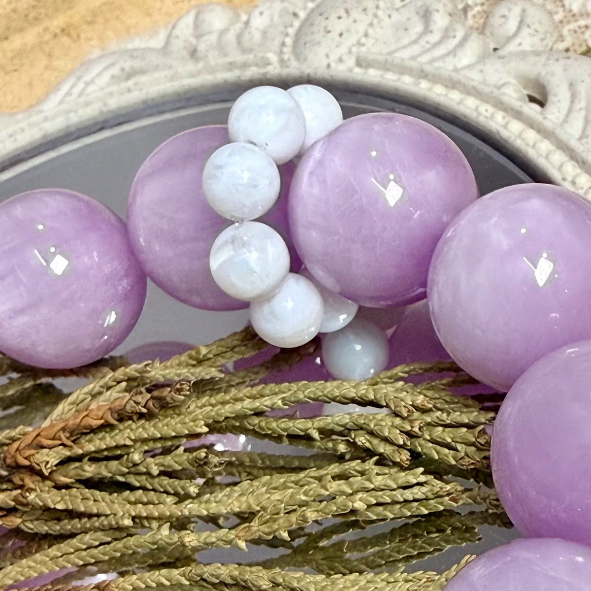 Armband med lila kunzit och snowflake quartz