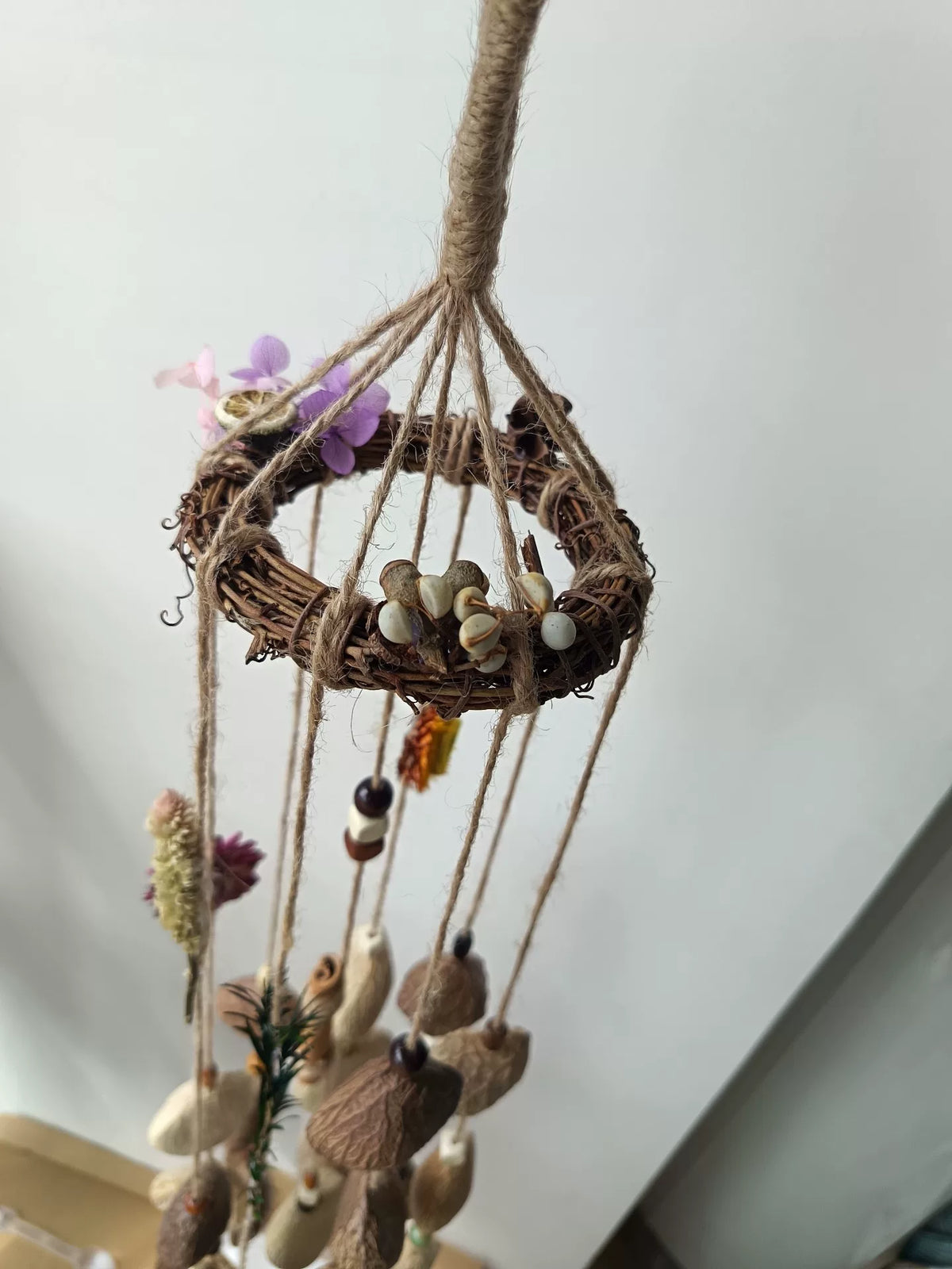 Carillon artisanal en coques de fruits noirs d'Indonésie