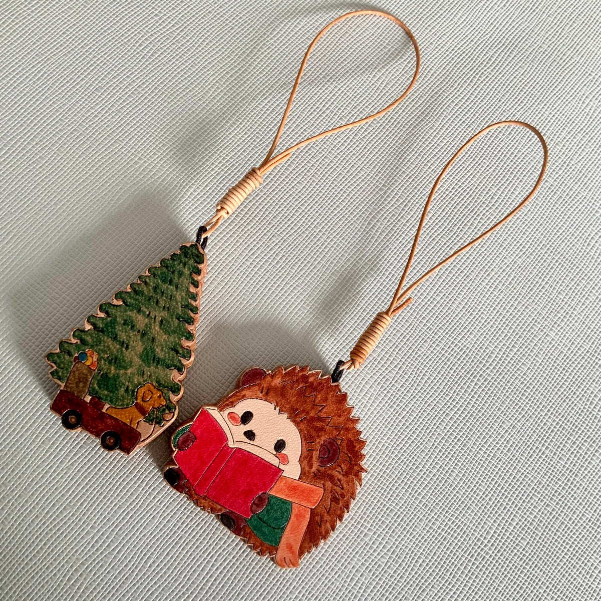Pingentes de Couro Artesanais de Árvore de Natal e Nuestroiço