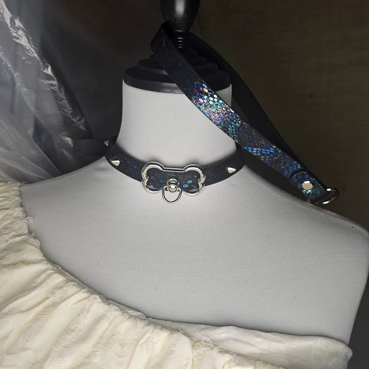 Choker de Couro com Estampa de Cobra e Fivela Horsebit