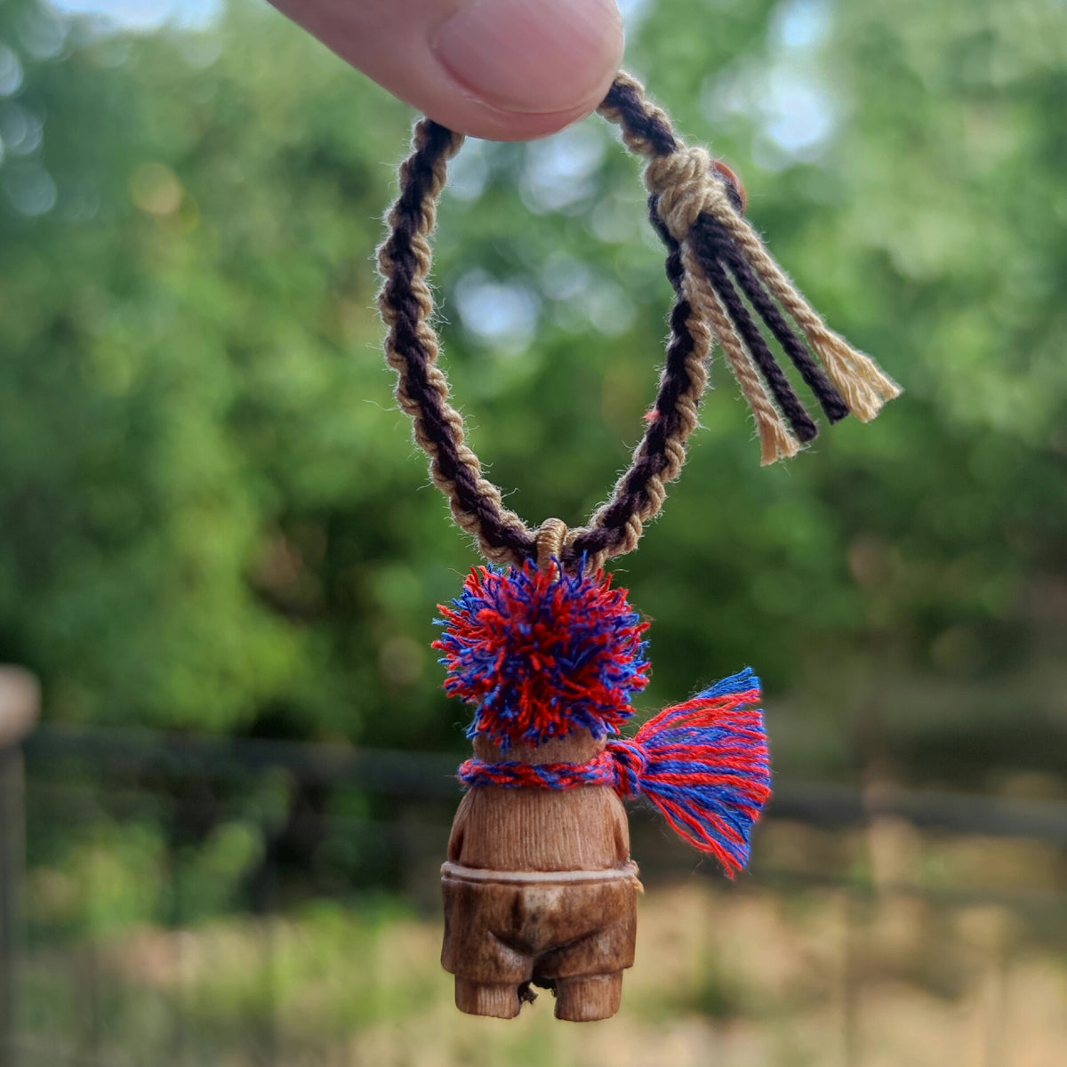Berenhanger van edelhgewei met wollen pom-pom