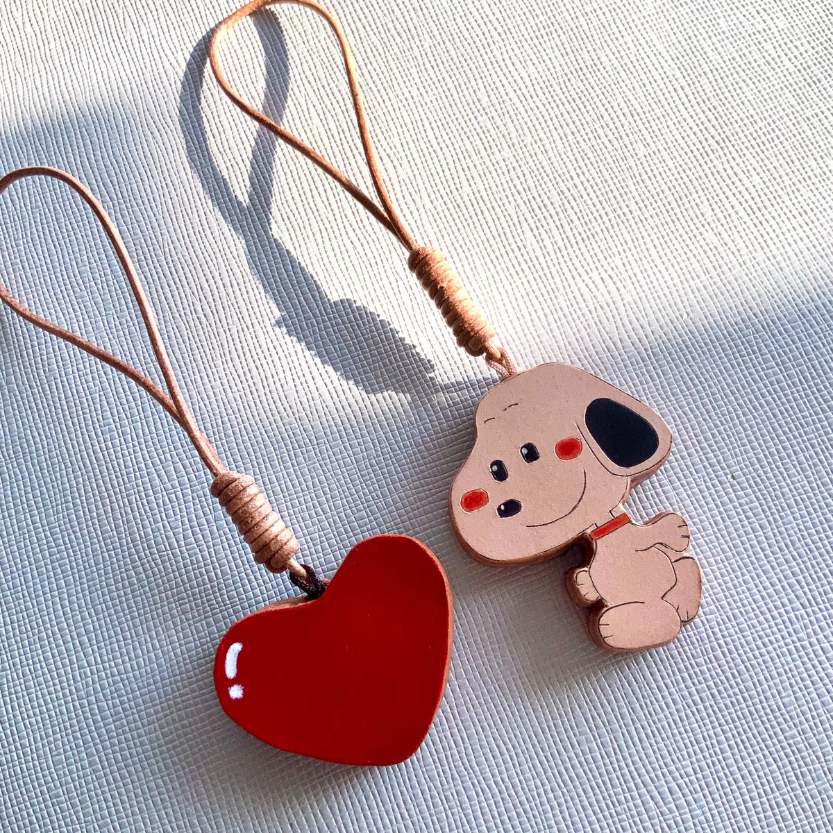 Set de colgantes de cuero de perro y corazón artesanales