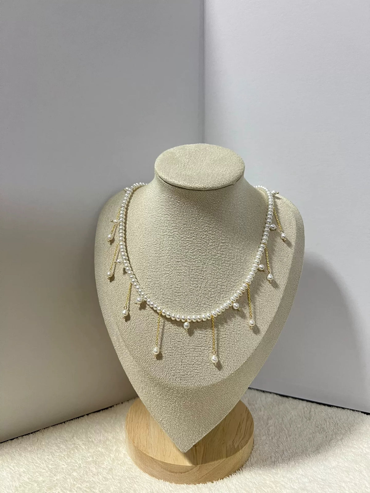 Collier aux perles d'eau douce et frange dorée
