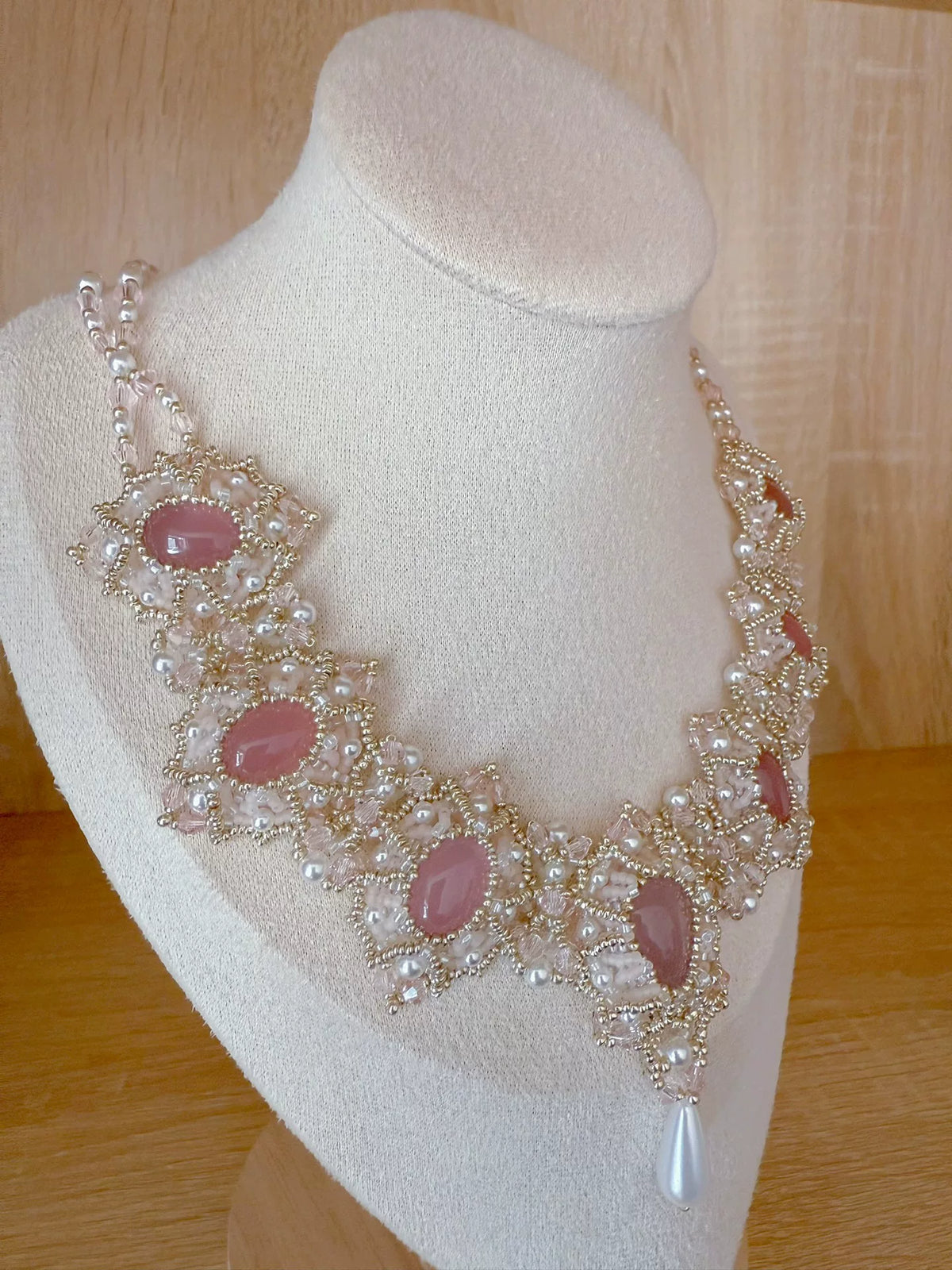 Halskette im Bib-Stil aus rosa Chalcedon