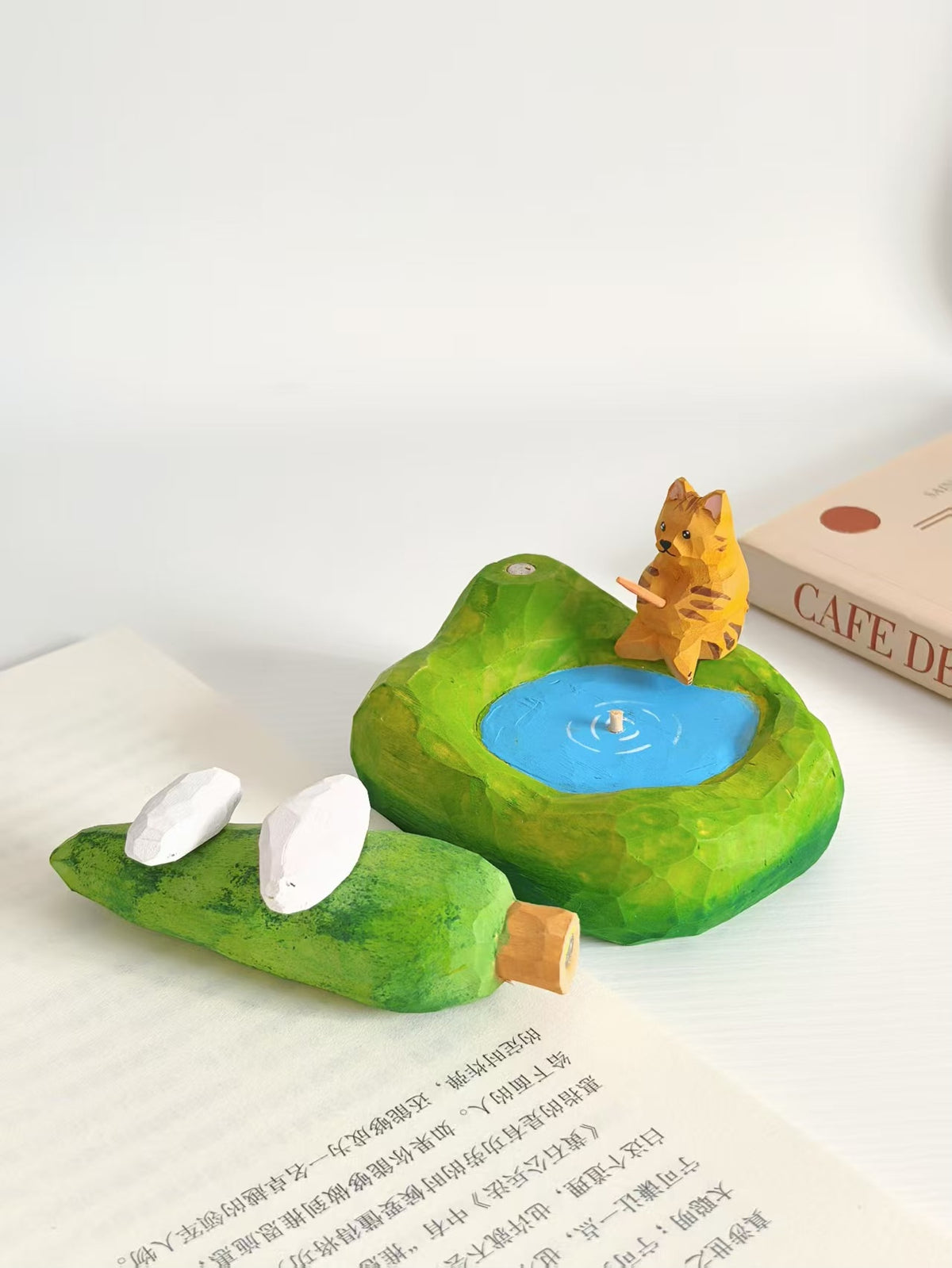 Ornamento Diorama Gatto che Pesca in Tiglia Artigianale
