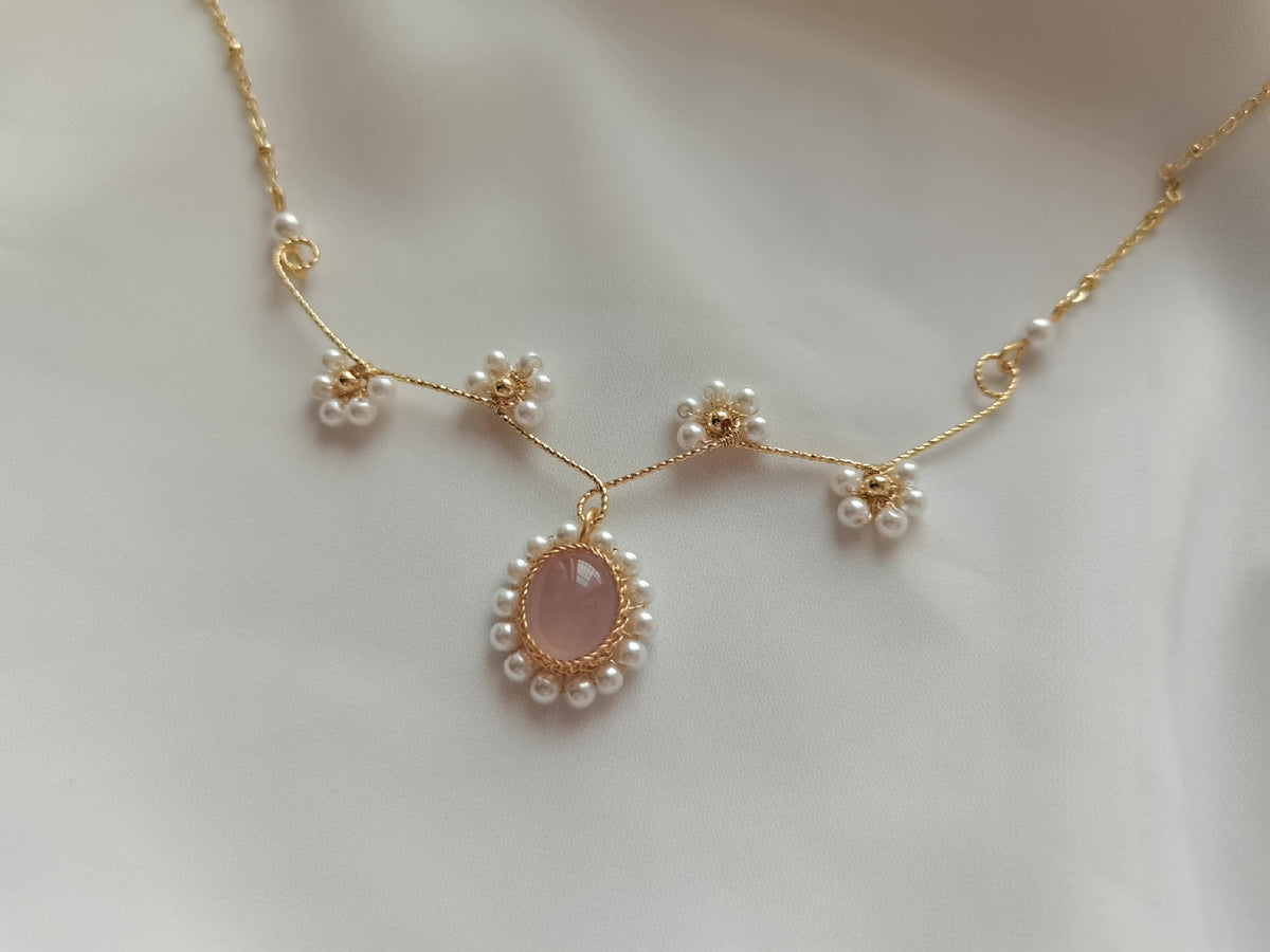 Collana con Quarzo Rosa Avvolto in Filo e Perle di Conchiglia