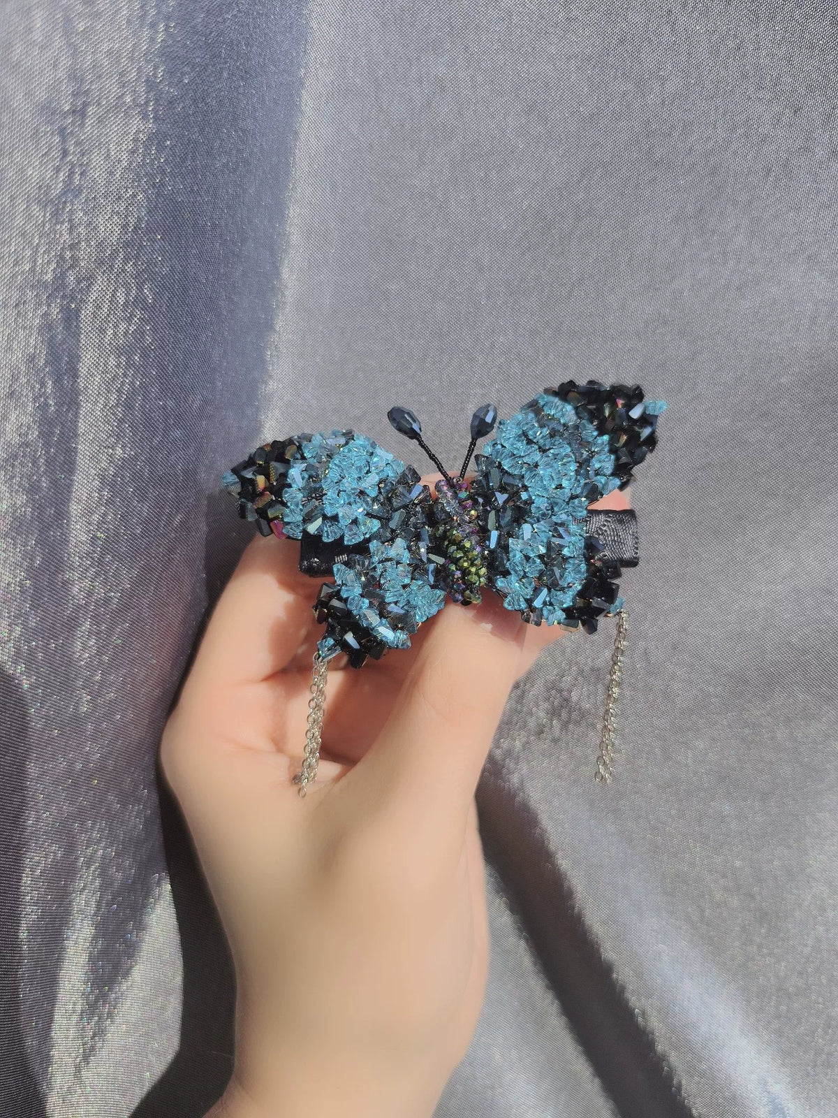 Pince à cheveux papillon pavée bleu et noir