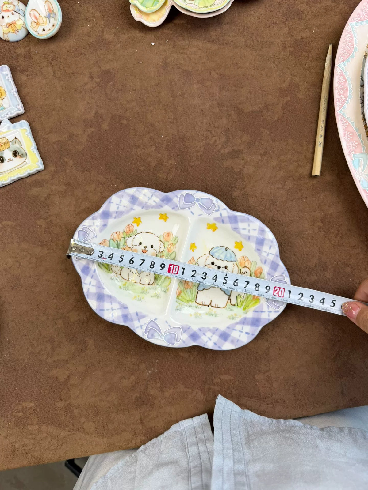 Piatto diviso in ceramica fatto a mano con disegno di cane Bichon