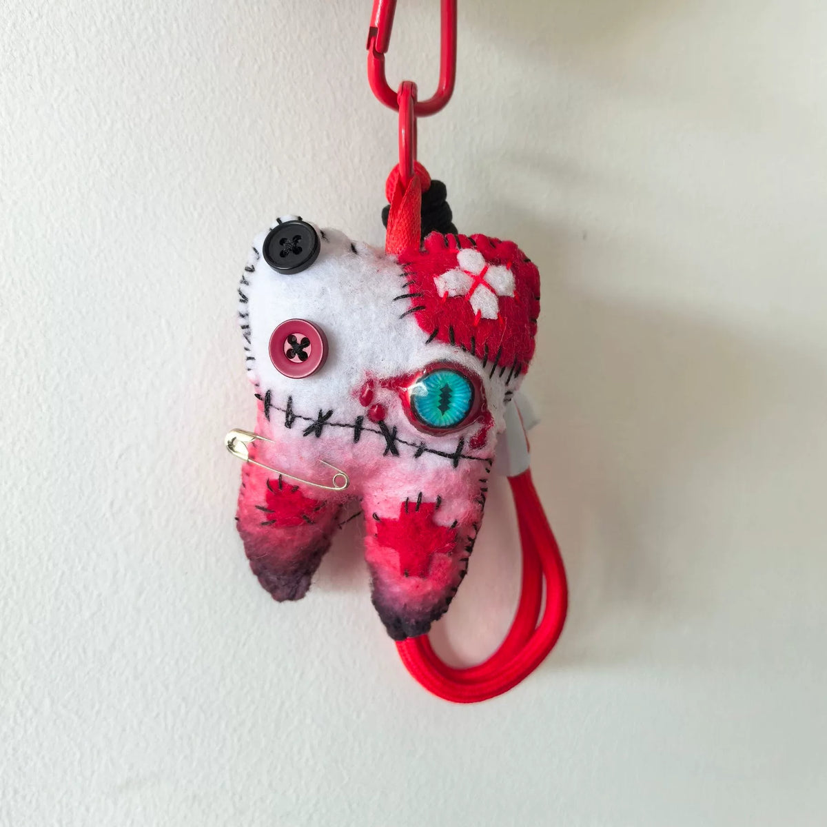 Charm in peluche mostro dente in feltro usurato
