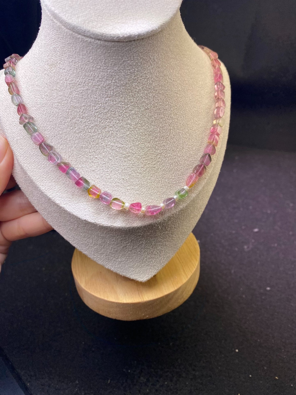 Collar corto de turmalina en degradado con perlas
