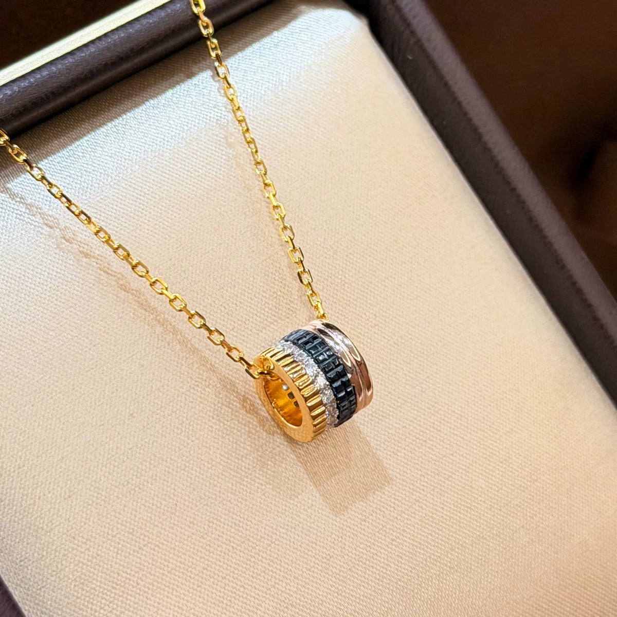 Collier pendentif en céramique plaqué or trois tons